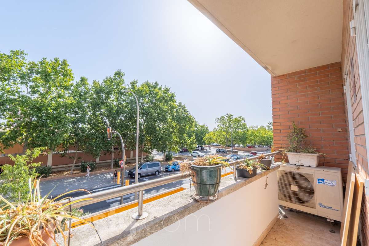 Housfy vende 🏡 fantástico piso ubicado en Vilafranca del Penedès, el cuál consta de 90m2 útiles (verificados con la Dirección General de Catastro). Construido en el año: 2003. Distribución de estancias -Salón-comedor -4 Dormitorios -2 Baños -Cocina equipada Características específicas -Cédula de habitabilidad -Ascensor -Aire acondicionado -Calefacción -Balcón -Plaza de garaje Zona y entorno Respecto a la ubicación, se sitúa en Vilafranca del Penedès, municipio de Barcelona. Esta propiedad se encuentra cerca de transporte público, colegios, supermercados y farmacias. Aviso legal El precio de venta no incluye gastos de la compraventa como notaría, registro, impuestos, ni tampoco honorarios agencia. Esta publicación no es vinculante. Consulta siempre la nota simple con Housfy antes de formalizar la compraventa. Sobre nosotros Housfy es la plataforma integral de servicios inmobiliarios. Nuestra combinación de expertos y tecnología pone al alcance de todo el mundo servicios cómodos, claros y seguros. AICAT número: 7922. Nos encargamos de la gestión y asesoramiento de la compra. ¡Olvídate de todo! Hacemos los trámites por ti. Y, si además necesitas financiación, ponemos a tu disposición un bróker hipotecario para ayudarte a conseguir las mejores condiciones para tu perfil económico. ¿Quieres visitarla? Contacta con Housfy y agenda tu visita sin compromiso. Más información en: housfy.com-26