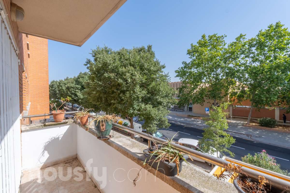Housfy vende 🏡 fantástico piso ubicado en Vilafranca del Penedès, el cuál consta de 90m2 útiles (verificados con la Dirección General de Catastro). Construido en el año: 2003. Distribución de estancias -Salón-comedor -4 Dormitorios -2 Baños -Cocina equipada Características específicas -Cédula de habitabilidad -Ascensor -Aire acondicionado -Calefacción -Balcón -Plaza de garaje Zona y entorno Respecto a la ubicación, se sitúa en Vilafranca del Penedès, municipio de Barcelona. Esta propiedad se encuentra cerca de transporte público, colegios, supermercados y farmacias. Aviso legal El precio de venta no incluye gastos de la compraventa como notaría, registro, impuestos, ni tampoco honorarios agencia. Esta publicación no es vinculante. Consulta siempre la nota simple con Housfy antes de formalizar la compraventa. Sobre nosotros Housfy es la plataforma integral de servicios inmobiliarios. Nuestra combinación de expertos y tecnología pone al alcance de todo el mundo servicios cómodos, claros y seguros. AICAT número: 7922. Nos encargamos de la gestión y asesoramiento de la compra. ¡Olvídate de todo! Hacemos los trámites por ti. Y, si además necesitas financiación, ponemos a tu disposición un bróker hipotecario para ayudarte a conseguir las mejores condiciones para tu perfil económico. ¿Quieres visitarla? Contacta con Housfy y agenda tu visita sin compromiso. Más información en: housfy.com-24