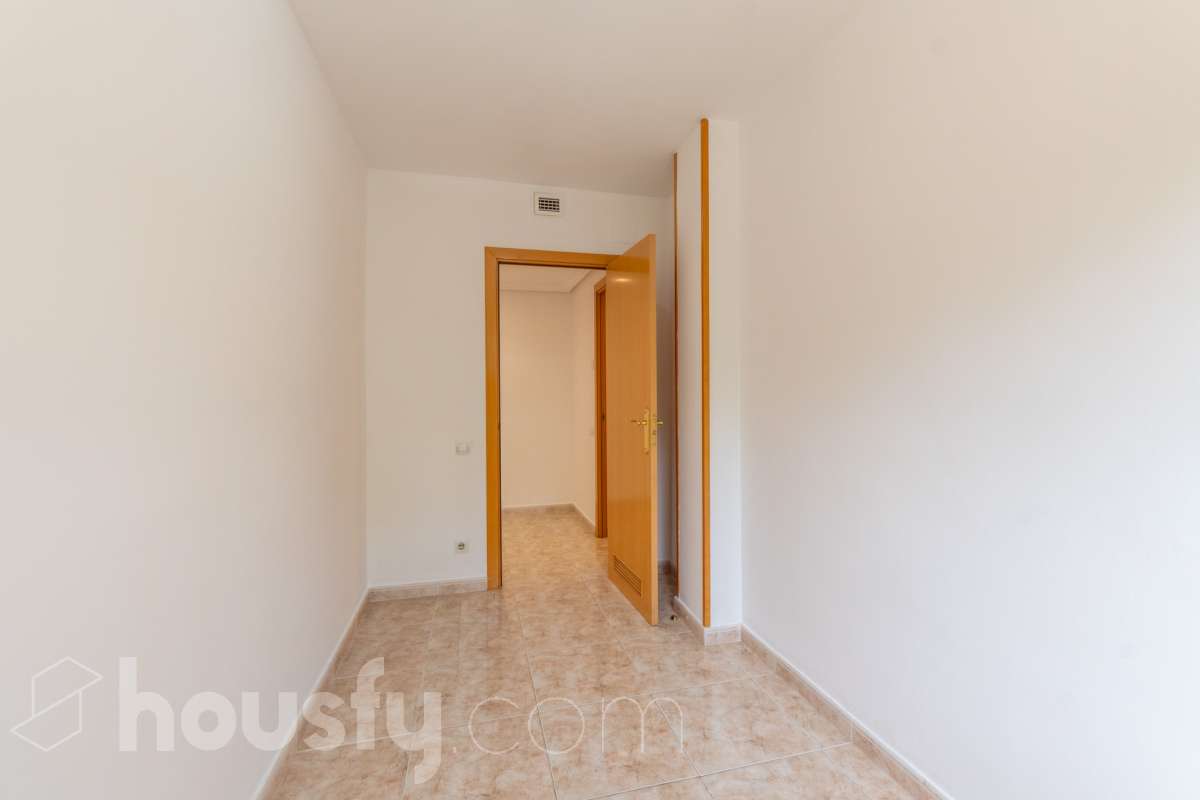 Housfy vende 🏡 fantástico piso ubicado en Vilafranca del Penedès, el cuál consta de 90m2 útiles (verificados con la Dirección General de Catastro). Construido en el año: 2003. Distribución de estancias -Salón-comedor -4 Dormitorios -2 Baños -Cocina equipada Características específicas -Cédula de habitabilidad -Ascensor -Aire acondicionado -Calefacción -Balcón -Plaza de garaje Zona y entorno Respecto a la ubicación, se sitúa en Vilafranca del Penedès, municipio de Barcelona. Esta propiedad se encuentra cerca de transporte público, colegios, supermercados y farmacias. Aviso legal El precio de venta no incluye gastos de la compraventa como notaría, registro, impuestos, ni tampoco honorarios agencia. Esta publicación no es vinculante. Consulta siempre la nota simple con Housfy antes de formalizar la compraventa. Sobre nosotros Housfy es la plataforma integral de servicios inmobiliarios. Nuestra combinación de expertos y tecnología pone al alcance de todo el mundo servicios cómodos, claros y seguros. AICAT número: 7922. Nos encargamos de la gestión y asesoramiento de la compra. ¡Olvídate de todo! Hacemos los trámites por ti. Y, si además necesitas financiación, ponemos a tu disposición un bróker hipotecario para ayudarte a conseguir las mejores condiciones para tu perfil económico. ¿Quieres visitarla? Contacta con Housfy y agenda tu visita sin compromiso. Más información en: housfy.com-9