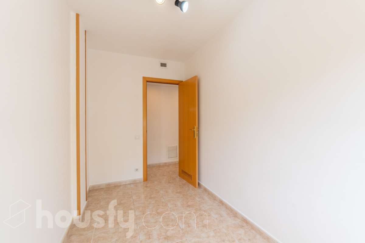 Housfy vende 🏡 fantástico piso ubicado en Vilafranca del Penedès, el cuál consta de 90m2 útiles (verificados con la Dirección General de Catastro). Construido en el año: 2003. Distribución de estancias -Salón-comedor -4 Dormitorios -2 Baños -Cocina equipada Características específicas -Cédula de habitabilidad -Ascensor -Aire acondicionado -Calefacción -Balcón -Plaza de garaje Zona y entorno Respecto a la ubicación, se sitúa en Vilafranca del Penedès, municipio de Barcelona. Esta propiedad se encuentra cerca de transporte público, colegios, supermercados y farmacias. Aviso legal El precio de venta no incluye gastos de la compraventa como notaría, registro, impuestos, ni tampoco honorarios agencia. Esta publicación no es vinculante. Consulta siempre la nota simple con Housfy antes de formalizar la compraventa. Sobre nosotros Housfy es la plataforma integral de servicios inmobiliarios. Nuestra combinación de expertos y tecnología pone al alcance de todo el mundo servicios cómodos, claros y seguros. AICAT número: 7922. Nos encargamos de la gestión y asesoramiento de la compra. ¡Olvídate de todo! Hacemos los trámites por ti. Y, si además necesitas financiación, ponemos a tu disposición un bróker hipotecario para ayudarte a conseguir las mejores condiciones para tu perfil económico. ¿Quieres visitarla? Contacta con Housfy y agenda tu visita sin compromiso. Más información en: housfy.com-11