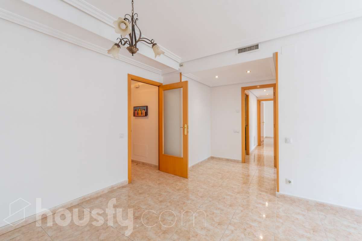 Housfy vende 🏡 fantástico piso ubicado en Vilafranca del Penedès, el cuál consta de 90m2 útiles (verificados con la Dirección General de Catastro). Construido en el año: 2003. Distribución de estancias -Salón-comedor -4 Dormitorios -2 Baños -Cocina equipada Características específicas -Cédula de habitabilidad -Ascensor -Aire acondicionado -Calefacción -Balcón -Plaza de garaje Zona y entorno Respecto a la ubicación, se sitúa en Vilafranca del Penedès, municipio de Barcelona. Esta propiedad se encuentra cerca de transporte público, colegios, supermercados y farmacias. Aviso legal El precio de venta no incluye gastos de la compraventa como notaría, registro, impuestos, ni tampoco honorarios agencia. Esta publicación no es vinculante. Consulta siempre la nota simple con Housfy antes de formalizar la compraventa. Sobre nosotros Housfy es la plataforma integral de servicios inmobiliarios. Nuestra combinación de expertos y tecnología pone al alcance de todo el mundo servicios cómodos, claros y seguros. AICAT número: 7922. Nos encargamos de la gestión y asesoramiento de la compra. ¡Olvídate de todo! Hacemos los trámites por ti. Y, si además necesitas financiación, ponemos a tu disposición un bróker hipotecario para ayudarte a conseguir las mejores condiciones para tu perfil económico. ¿Quieres visitarla? Contacta con Housfy y agenda tu visita sin compromiso. Más información en: housfy.com-3