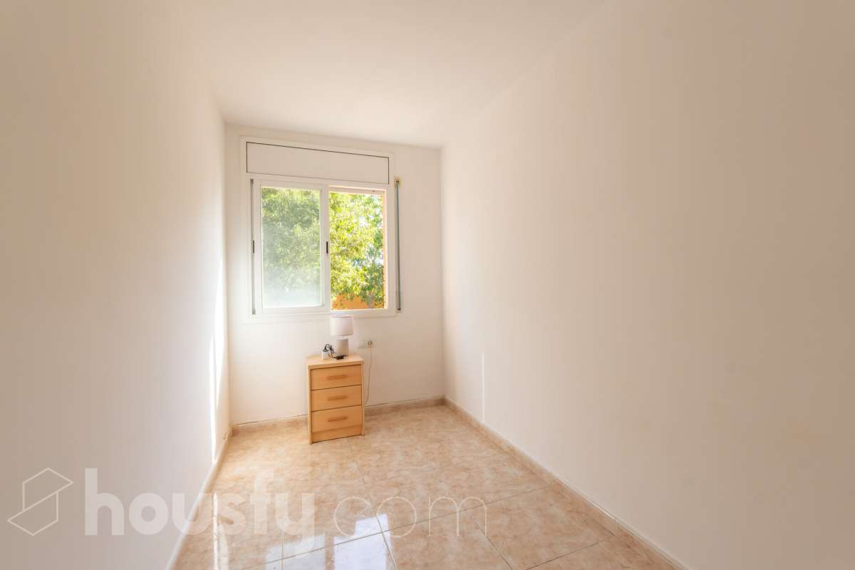 Housfy vende 🏡 fantástico piso ubicado en Vilafranca del Penedès, el cuál consta de 90m2 útiles (verificados con la Dirección General de Catastro). Construido en el año: 2003. Distribución de estancias -Salón-comedor -4 Dormitorios -2 Baños -Cocina equipada Características específicas -Cédula de habitabilidad -Ascensor -Aire acondicionado -Calefacción -Balcón -Plaza de garaje Zona y entorno Respecto a la ubicación, se sitúa en Vilafranca del Penedès, municipio de Barcelona. Esta propiedad se encuentra cerca de transporte público, colegios, supermercados y farmacias. Aviso legal El precio de venta no incluye gastos de la compraventa como notaría, registro, impuestos, ni tampoco honorarios agencia. Esta publicación no es vinculante. Consulta siempre la nota simple con Housfy antes de formalizar la compraventa. Sobre nosotros Housfy es la plataforma integral de servicios inmobiliarios. Nuestra combinación de expertos y tecnología pone al alcance de todo el mundo servicios cómodos, claros y seguros. AICAT número: 7922. Nos encargamos de la gestión y asesoramiento de la compra. ¡Olvídate de todo! Hacemos los trámites por ti. Y, si además necesitas financiación, ponemos a tu disposición un bróker hipotecario para ayudarte a conseguir las mejores condiciones para tu perfil económico. ¿Quieres visitarla? Contacta con Housfy y agenda tu visita sin compromiso. Más información en: housfy.com-13