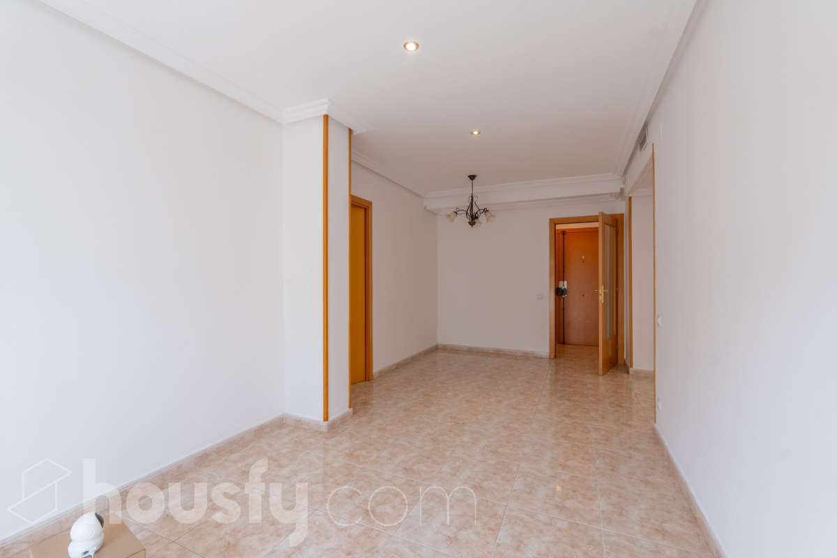 Housfy vende 🏡 fantástico piso ubicado en Vilafranca del Penedès, el cuál consta de 90m2 útiles (verificados con la Dirección General de Catastro). Construido en el año: 2003. Distribución de estancias -Salón-comedor -4 Dormitorios -2 Baños -Cocina equipada Características específicas -Cédula de habitabilidad -Ascensor -Aire acondicionado -Calefacción -Balcón -Plaza de garaje Zona y entorno Respecto a la ubicación, se sitúa en Vilafranca del Penedès, municipio de Barcelona. Esta propiedad se encuentra cerca de transporte público, colegios, supermercados y farmacias. Aviso legal El precio de venta no incluye gastos de la compraventa como notaría, registro, impuestos, ni tampoco honorarios agencia. Esta publicación no es vinculante. Consulta siempre la nota simple con Housfy antes de formalizar la compraventa. Sobre nosotros Housfy es la plataforma integral de servicios inmobiliarios. Nuestra combinación de expertos y tecnología pone al alcance de todo el mundo servicios cómodos, claros y seguros. AICAT número: 7922. Nos encargamos de la gestión y asesoramiento de la compra. ¡Olvídate de todo! Hacemos los trámites por ti. Y, si además necesitas financiación, ponemos a tu disposición un bróker hipotecario para ayudarte a conseguir las mejores condiciones para tu perfil económico. ¿Quieres visitarla? Contacta con Housfy y agenda tu visita sin compromiso. Más información en: housfy.com-5