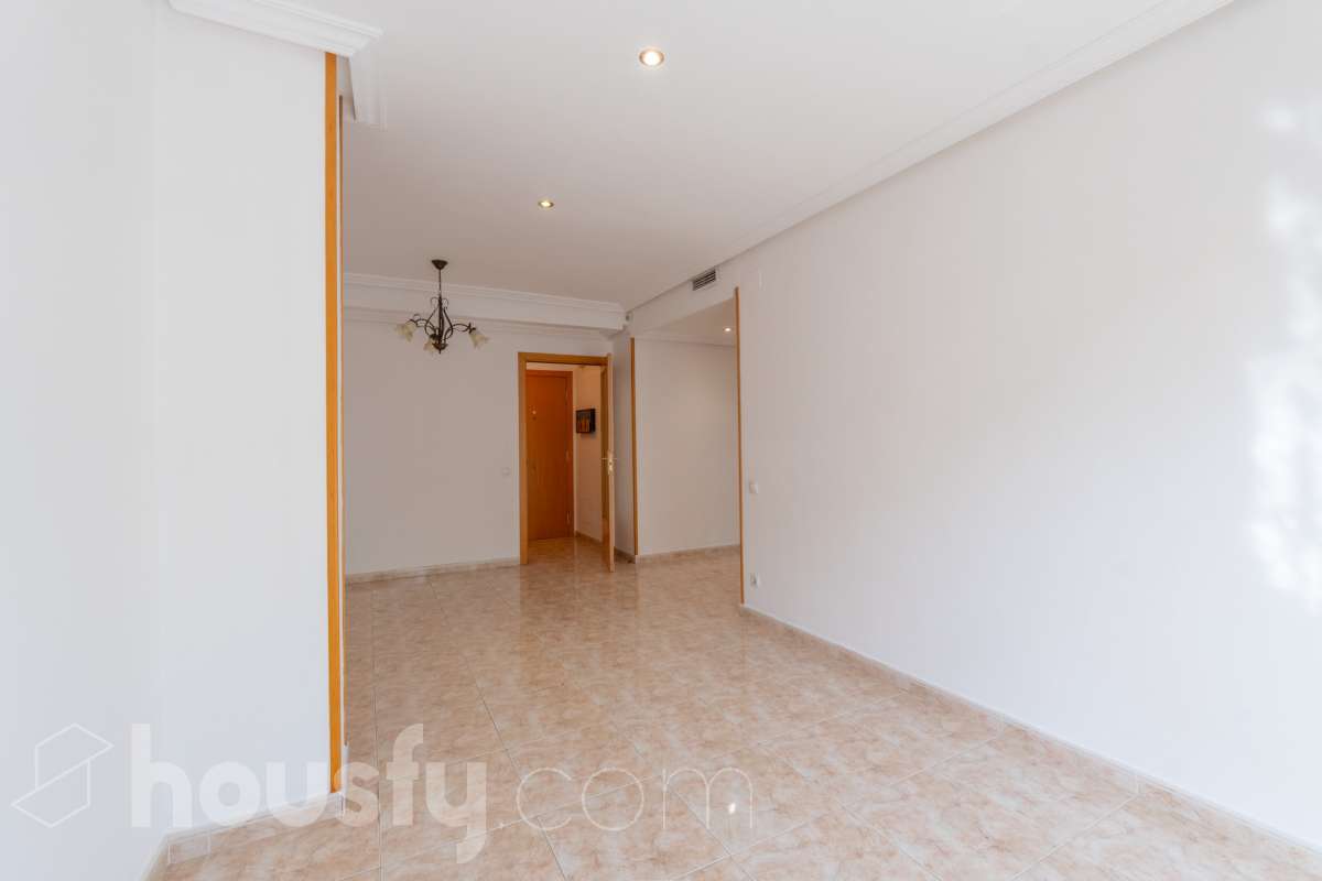 Housfy vende 🏡 fantástico piso ubicado en Vilafranca del Penedès, el cuál consta de 90m2 útiles (verificados con la Dirección General de Catastro). Construido en el año: 2003. Distribución de estancias -Salón-comedor -4 Dormitorios -2 Baños -Cocina equipada Características específicas -Cédula de habitabilidad -Ascensor -Aire acondicionado -Calefacción -Balcón -Plaza de garaje Zona y entorno Respecto a la ubicación, se sitúa en Vilafranca del Penedès, municipio de Barcelona. Esta propiedad se encuentra cerca de transporte público, colegios, supermercados y farmacias. Aviso legal El precio de venta no incluye gastos de la compraventa como notaría, registro, impuestos, ni tampoco honorarios agencia. Esta publicación no es vinculante. Consulta siempre la nota simple con Housfy antes de formalizar la compraventa. Sobre nosotros Housfy es la plataforma integral de servicios inmobiliarios. Nuestra combinación de expertos y tecnología pone al alcance de todo el mundo servicios cómodos, claros y seguros. AICAT número: 7922. Nos encargamos de la gestión y asesoramiento de la compra. ¡Olvídate de todo! Hacemos los trámites por ti. Y, si además necesitas financiación, ponemos a tu disposición un bróker hipotecario para ayudarte a conseguir las mejores condiciones para tu perfil económico. ¿Quieres visitarla? Contacta con Housfy y agenda tu visita sin compromiso. Más información en: housfy.com-2