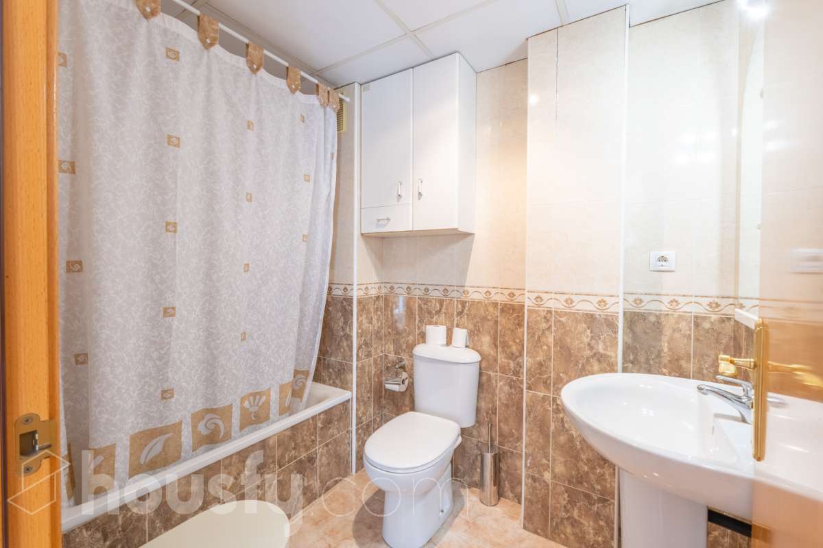 Housfy vende 🏡 fantástico piso ubicado en Vilafranca del Penedès, el cuál consta de 90m2 útiles (verificados con la Dirección General de Catastro). Construido en el año: 2003. Distribución de estancias -Salón-comedor -4 Dormitorios -2 Baños -Cocina equipada Características específicas -Cédula de habitabilidad -Ascensor -Aire acondicionado -Calefacción -Balcón -Plaza de garaje Zona y entorno Respecto a la ubicación, se sitúa en Vilafranca del Penedès, municipio de Barcelona. Esta propiedad se encuentra cerca de transporte público, colegios, supermercados y farmacias. Aviso legal El precio de venta no incluye gastos de la compraventa como notaría, registro, impuestos, ni tampoco honorarios agencia. Esta publicación no es vinculante. Consulta siempre la nota simple con Housfy antes de formalizar la compraventa. Sobre nosotros Housfy es la plataforma integral de servicios inmobiliarios. Nuestra combinación de expertos y tecnología pone al alcance de todo el mundo servicios cómodos, claros y seguros. AICAT número: 7922. Nos encargamos de la gestión y asesoramiento de la compra. ¡Olvídate de todo! Hacemos los trámites por ti. Y, si además necesitas financiación, ponemos a tu disposición un bróker hipotecario para ayudarte a conseguir las mejores condiciones para tu perfil económico. ¿Quieres visitarla? Contacta con Housfy y agenda tu visita sin compromiso. Más información en: housfy.com-21