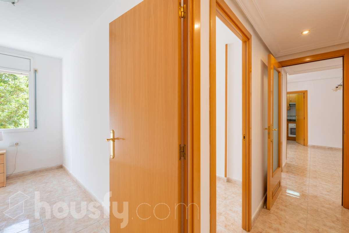 Housfy vende 🏡 fantástico piso ubicado en Vilafranca del Penedès, el cuál consta de 90m2 útiles (verificados con la Dirección General de Catastro). Construido en el año: 2003. Distribución de estancias -Salón-comedor -4 Dormitorios -2 Baños -Cocina equipada Características específicas -Cédula de habitabilidad -Ascensor -Aire acondicionado -Calefacción -Balcón -Plaza de garaje Zona y entorno Respecto a la ubicación, se sitúa en Vilafranca del Penedès, municipio de Barcelona. Esta propiedad se encuentra cerca de transporte público, colegios, supermercados y farmacias. Aviso legal El precio de venta no incluye gastos de la compraventa como notaría, registro, impuestos, ni tampoco honorarios agencia. Esta publicación no es vinculante. Consulta siempre la nota simple con Housfy antes de formalizar la compraventa. Sobre nosotros Housfy es la plataforma integral de servicios inmobiliarios. Nuestra combinación de expertos y tecnología pone al alcance de todo el mundo servicios cómodos, claros y seguros. AICAT número: 7922. Nos encargamos de la gestión y asesoramiento de la compra. ¡Olvídate de todo! Hacemos los trámites por ti. Y, si además necesitas financiación, ponemos a tu disposición un bróker hipotecario para ayudarte a conseguir las mejores condiciones para tu perfil económico. ¿Quieres visitarla? Contacta con Housfy y agenda tu visita sin compromiso. Más información en: housfy.com-33