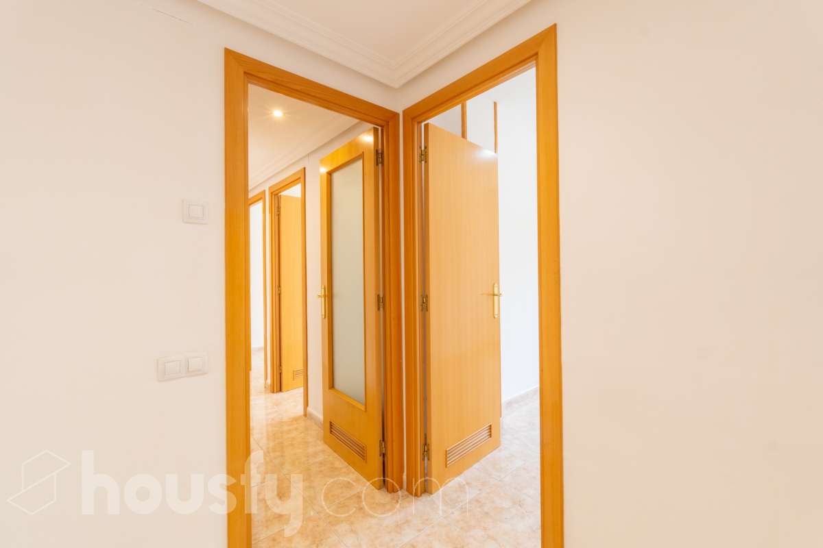 Housfy vende 🏡 fantástico piso ubicado en Vilafranca del Penedès, el cuál consta de 90m2 útiles (verificados con la Dirección General de Catastro). Construido en el año: 2003. Distribución de estancias -Salón-comedor -4 Dormitorios -2 Baños -Cocina equipada Características específicas -Cédula de habitabilidad -Ascensor -Aire acondicionado -Calefacción -Balcón -Plaza de garaje Zona y entorno Respecto a la ubicación, se sitúa en Vilafranca del Penedès, municipio de Barcelona. Esta propiedad se encuentra cerca de transporte público, colegios, supermercados y farmacias. Aviso legal El precio de venta no incluye gastos de la compraventa como notaría, registro, impuestos, ni tampoco honorarios agencia. Esta publicación no es vinculante. Consulta siempre la nota simple con Housfy antes de formalizar la compraventa. Sobre nosotros Housfy es la plataforma integral de servicios inmobiliarios. Nuestra combinación de expertos y tecnología pone al alcance de todo el mundo servicios cómodos, claros y seguros. AICAT número: 7922. Nos encargamos de la gestión y asesoramiento de la compra. ¡Olvídate de todo! Hacemos los trámites por ti. Y, si además necesitas financiación, ponemos a tu disposición un bróker hipotecario para ayudarte a conseguir las mejores condiciones para tu perfil económico. ¿Quieres visitarla? Contacta con Housfy y agenda tu visita sin compromiso. Más información en: housfy.com-30