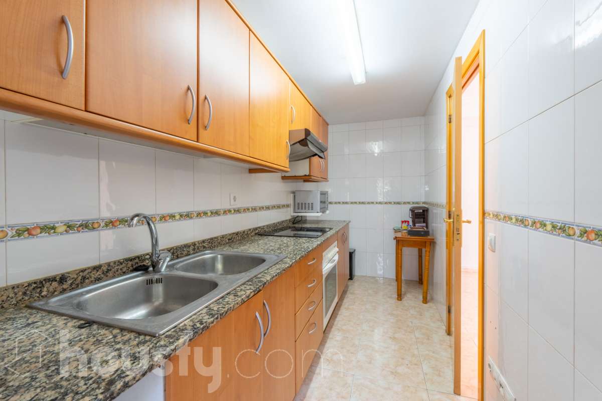 Housfy vende 🏡 fantástico piso ubicado en Vilafranca del Penedès, el cuál consta de 90m2 útiles (verificados con la Dirección General de Catastro). Construido en el año: 2003. Distribución de estancias -Salón-comedor -4 Dormitorios -2 Baños -Cocina equipada Características específicas -Cédula de habitabilidad -Ascensor -Aire acondicionado -Calefacción -Balcón -Plaza de garaje Zona y entorno Respecto a la ubicación, se sitúa en Vilafranca del Penedès, municipio de Barcelona. Esta propiedad se encuentra cerca de transporte público, colegios, supermercados y farmacias. Aviso legal El precio de venta no incluye gastos de la compraventa como notaría, registro, impuestos, ni tampoco honorarios agencia. Esta publicación no es vinculante. Consulta siempre la nota simple con Housfy antes de formalizar la compraventa. Sobre nosotros Housfy es la plataforma integral de servicios inmobiliarios. Nuestra combinación de expertos y tecnología pone al alcance de todo el mundo servicios cómodos, claros y seguros. AICAT número: 7922. Nos encargamos de la gestión y asesoramiento de la compra. ¡Olvídate de todo! Hacemos los trámites por ti. Y, si además necesitas financiación, ponemos a tu disposición un bróker hipotecario para ayudarte a conseguir las mejores condiciones para tu perfil económico. ¿Quieres visitarla? Contacta con Housfy y agenda tu visita sin compromiso. Más información en: housfy.com-18