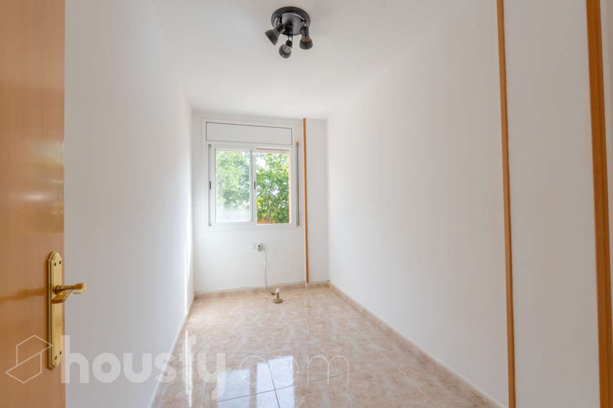 Housfy vende 🏡 fantástico piso ubicado en Vilafranca del Penedès, el cuál consta de 90m2 útiles (verificados con la Dirección General de Catastro). Construido en el año: 2003. Distribución de estancias -Salón-comedor -4 Dormitorios -2 Baños -Cocina equipada Características específicas -Cédula de habitabilidad -Ascensor -Aire acondicionado -Calefacción -Balcón -Plaza de garaje Zona y entorno Respecto a la ubicación, se sitúa en Vilafranca del Penedès, municipio de Barcelona. Esta propiedad se encuentra cerca de transporte público, colegios, supermercados y farmacias. Aviso legal El precio de venta no incluye gastos de la compraventa como notaría, registro, impuestos, ni tampoco honorarios agencia. Esta publicación no es vinculante. Consulta siempre la nota simple con Housfy antes de formalizar la compraventa. Sobre nosotros Housfy es la plataforma integral de servicios inmobiliarios. Nuestra combinación de expertos y tecnología pone al alcance de todo el mundo servicios cómodos, claros y seguros. AICAT número: 7922. Nos encargamos de la gestión y asesoramiento de la compra. ¡Olvídate de todo! Hacemos los trámites por ti. Y, si además necesitas financiación, ponemos a tu disposición un bróker hipotecario para ayudarte a conseguir las mejores condiciones para tu perfil económico. ¿Quieres visitarla? Contacta con Housfy y agenda tu visita sin compromiso. Más información en: housfy.com-10