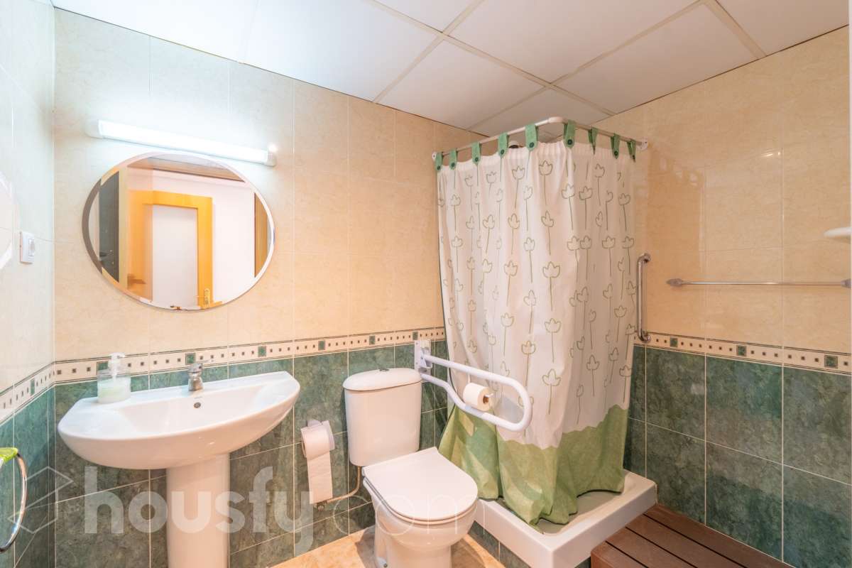 Housfy vende 🏡 fantástico piso ubicado en Vilafranca del Penedès, el cuál consta de 90m2 útiles (verificados con la Dirección General de Catastro). Construido en el año: 2003. Distribución de estancias -Salón-comedor -4 Dormitorios -2 Baños -Cocina equipada Características específicas -Cédula de habitabilidad -Ascensor -Aire acondicionado -Calefacción -Balcón -Plaza de garaje Zona y entorno Respecto a la ubicación, se sitúa en Vilafranca del Penedès, municipio de Barcelona. Esta propiedad se encuentra cerca de transporte público, colegios, supermercados y farmacias. Aviso legal El precio de venta no incluye gastos de la compraventa como notaría, registro, impuestos, ni tampoco honorarios agencia. Esta publicación no es vinculante. Consulta siempre la nota simple con Housfy antes de formalizar la compraventa. Sobre nosotros Housfy es la plataforma integral de servicios inmobiliarios. Nuestra combinación de expertos y tecnología pone al alcance de todo el mundo servicios cómodos, claros y seguros. AICAT número: 7922. Nos encargamos de la gestión y asesoramiento de la compra. ¡Olvídate de todo! Hacemos los trámites por ti. Y, si además necesitas financiación, ponemos a tu disposición un bróker hipotecario para ayudarte a conseguir las mejores condiciones para tu perfil económico. ¿Quieres visitarla? Contacta con Housfy y agenda tu visita sin compromiso. Más información en: housfy.com-20