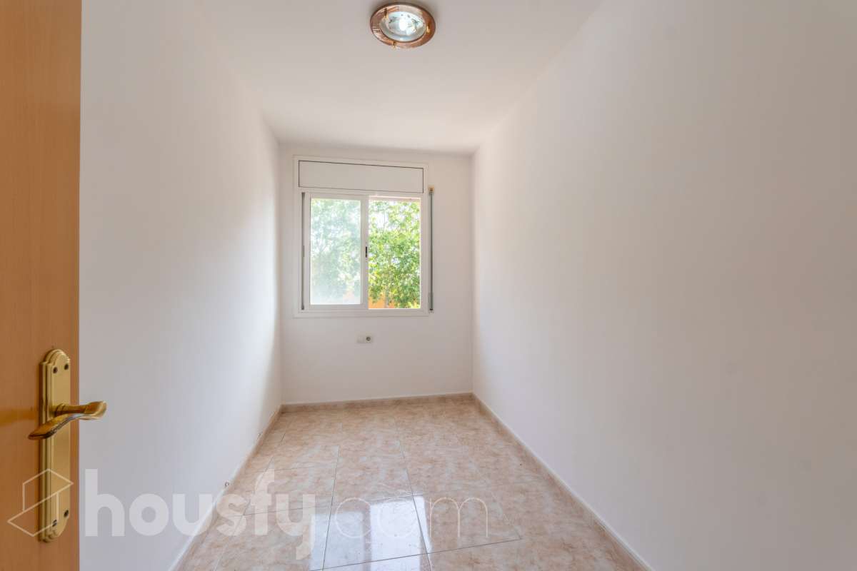 Housfy vende 🏡 fantástico piso ubicado en Vilafranca del Penedès, el cuál consta de 90m2 útiles (verificados con la Dirección General de Catastro). Construido en el año: 2003. Distribución de estancias -Salón-comedor -4 Dormitorios -2 Baños -Cocina equipada Características específicas -Cédula de habitabilidad -Ascensor -Aire acondicionado -Calefacción -Balcón -Plaza de garaje Zona y entorno Respecto a la ubicación, se sitúa en Vilafranca del Penedès, municipio de Barcelona. Esta propiedad se encuentra cerca de transporte público, colegios, supermercados y farmacias. Aviso legal El precio de venta no incluye gastos de la compraventa como notaría, registro, impuestos, ni tampoco honorarios agencia. Esta publicación no es vinculante. Consulta siempre la nota simple con Housfy antes de formalizar la compraventa. Sobre nosotros Housfy es la plataforma integral de servicios inmobiliarios. Nuestra combinación de expertos y tecnología pone al alcance de todo el mundo servicios cómodos, claros y seguros. AICAT número: 7922. Nos encargamos de la gestión y asesoramiento de la compra. ¡Olvídate de todo! Hacemos los trámites por ti. Y, si además necesitas financiación, ponemos a tu disposición un bróker hipotecario para ayudarte a conseguir las mejores condiciones para tu perfil económico. ¿Quieres visitarla? Contacta con Housfy y agenda tu visita sin compromiso. Más información en: housfy.com-8