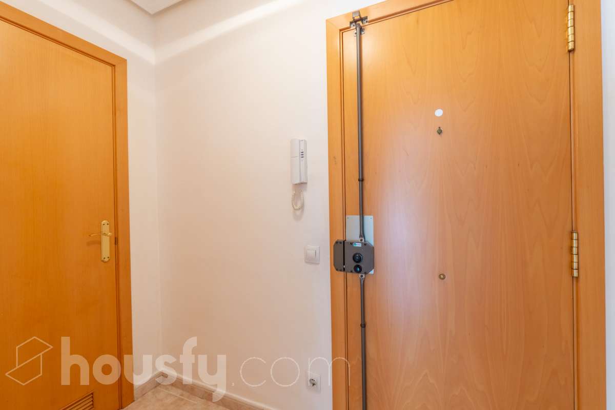 Housfy vende 🏡 fantástico piso ubicado en Vilafranca del Penedès, el cuál consta de 90m2 útiles (verificados con la Dirección General de Catastro). Construido en el año: 2003. Distribución de estancias -Salón-comedor -4 Dormitorios -2 Baños -Cocina equipada Características específicas -Cédula de habitabilidad -Ascensor -Aire acondicionado -Calefacción -Balcón -Plaza de garaje Zona y entorno Respecto a la ubicación, se sitúa en Vilafranca del Penedès, municipio de Barcelona. Esta propiedad se encuentra cerca de transporte público, colegios, supermercados y farmacias. Aviso legal El precio de venta no incluye gastos de la compraventa como notaría, registro, impuestos, ni tampoco honorarios agencia. Esta publicación no es vinculante. Consulta siempre la nota simple con Housfy antes de formalizar la compraventa. Sobre nosotros Housfy es la plataforma integral de servicios inmobiliarios. Nuestra combinación de expertos y tecnología pone al alcance de todo el mundo servicios cómodos, claros y seguros. AICAT número: 7922. Nos encargamos de la gestión y asesoramiento de la compra. ¡Olvídate de todo! Hacemos los trámites por ti. Y, si además necesitas financiación, ponemos a tu disposición un bróker hipotecario para ayudarte a conseguir las mejores condiciones para tu perfil económico. ¿Quieres visitarla? Contacta con Housfy y agenda tu visita sin compromiso. Más información en: housfy.com-34