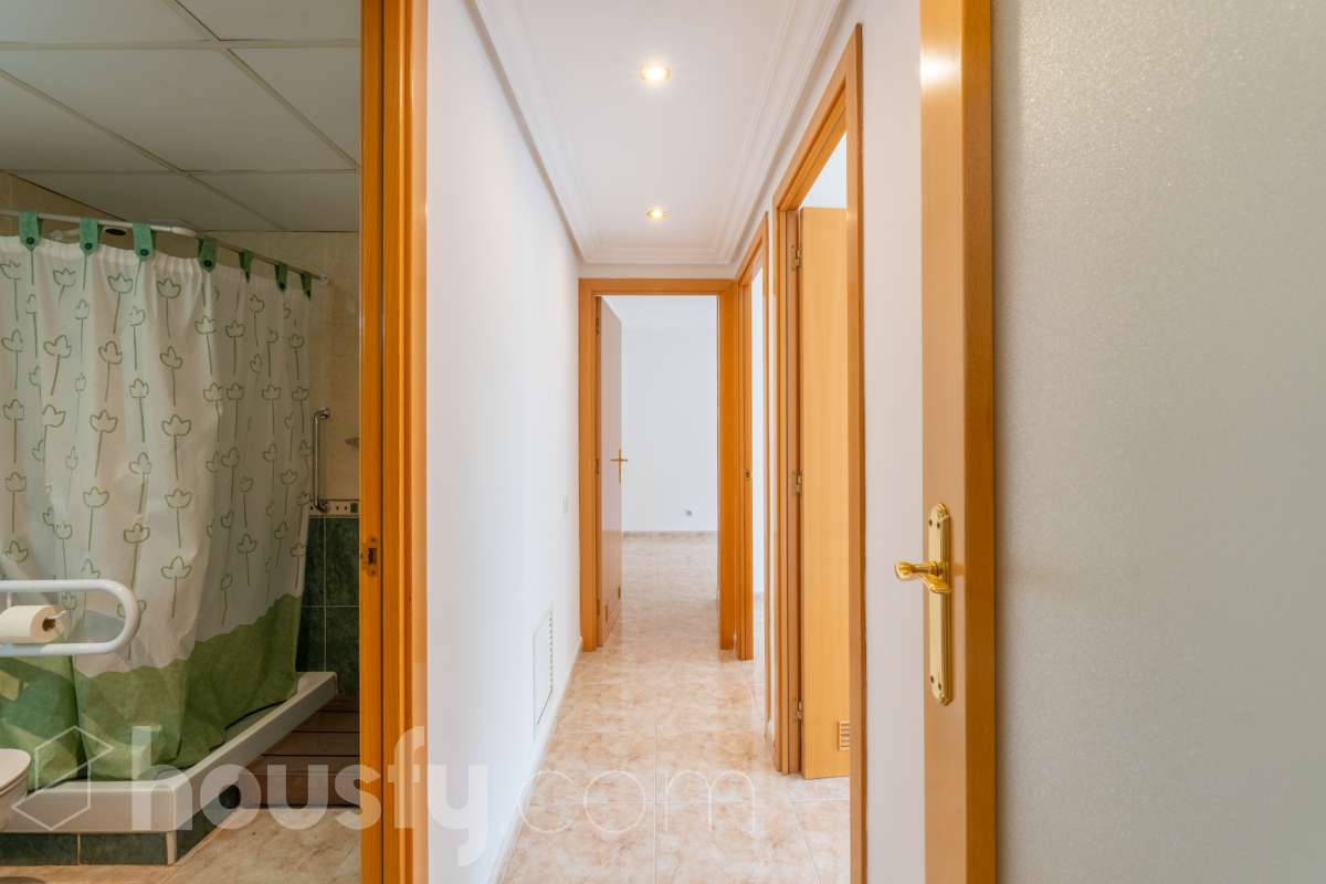 Housfy vende 🏡 fantástico piso ubicado en Vilafranca del Penedès, el cuál consta de 90m2 útiles (verificados con la Dirección General de Catastro). Construido en el año: 2003. Distribución de estancias -Salón-comedor -4 Dormitorios -2 Baños -Cocina equipada Características específicas -Cédula de habitabilidad -Ascensor -Aire acondicionado -Calefacción -Balcón -Plaza de garaje Zona y entorno Respecto a la ubicación, se sitúa en Vilafranca del Penedès, municipio de Barcelona. Esta propiedad se encuentra cerca de transporte público, colegios, supermercados y farmacias. Aviso legal El precio de venta no incluye gastos de la compraventa como notaría, registro, impuestos, ni tampoco honorarios agencia. Esta publicación no es vinculante. Consulta siempre la nota simple con Housfy antes de formalizar la compraventa. Sobre nosotros Housfy es la plataforma integral de servicios inmobiliarios. Nuestra combinación de expertos y tecnología pone al alcance de todo el mundo servicios cómodos, claros y seguros. AICAT número: 7922. Nos encargamos de la gestión y asesoramiento de la compra. ¡Olvídate de todo! Hacemos los trámites por ti. Y, si además necesitas financiación, ponemos a tu disposición un bróker hipotecario para ayudarte a conseguir las mejores condiciones para tu perfil económico. ¿Quieres visitarla? Contacta con Housfy y agenda tu visita sin compromiso. Más información en: housfy.com-28
