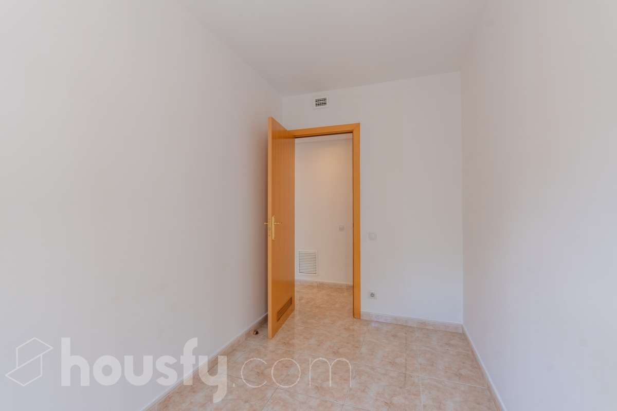 Housfy vende 🏡 fantástico piso ubicado en Vilafranca del Penedès, el cuál consta de 90m2 útiles (verificados con la Dirección General de Catastro). Construido en el año: 2003. Distribución de estancias -Salón-comedor -4 Dormitorios -2 Baños -Cocina equipada Características específicas -Cédula de habitabilidad -Ascensor -Aire acondicionado -Calefacción -Balcón -Plaza de garaje Zona y entorno Respecto a la ubicación, se sitúa en Vilafranca del Penedès, municipio de Barcelona. Esta propiedad se encuentra cerca de transporte público, colegios, supermercados y farmacias. Aviso legal El precio de venta no incluye gastos de la compraventa como notaría, registro, impuestos, ni tampoco honorarios agencia. Esta publicación no es vinculante. Consulta siempre la nota simple con Housfy antes de formalizar la compraventa. Sobre nosotros Housfy es la plataforma integral de servicios inmobiliarios. Nuestra combinación de expertos y tecnología pone al alcance de todo el mundo servicios cómodos, claros y seguros. AICAT número: 7922. Nos encargamos de la gestión y asesoramiento de la compra. ¡Olvídate de todo! Hacemos los trámites por ti. Y, si además necesitas financiación, ponemos a tu disposición un bróker hipotecario para ayudarte a conseguir las mejores condiciones para tu perfil económico. ¿Quieres visitarla? Contacta con Housfy y agenda tu visita sin compromiso. Más información en: housfy.com-14