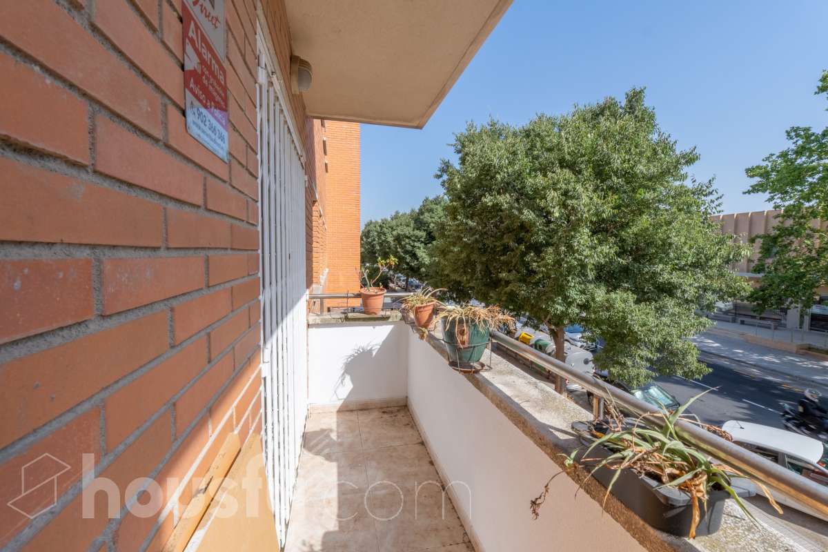 Housfy vende 🏡 fantástico piso ubicado en Vilafranca del Penedès, el cuál consta de 90m2 útiles (verificados con la Dirección General de Catastro). Construido en el año: 2003. Distribución de estancias -Salón-comedor -4 Dormitorios -2 Baños -Cocina equipada Características específicas -Cédula de habitabilidad -Ascensor -Aire acondicionado -Calefacción -Balcón -Plaza de garaje Zona y entorno Respecto a la ubicación, se sitúa en Vilafranca del Penedès, municipio de Barcelona. Esta propiedad se encuentra cerca de transporte público, colegios, supermercados y farmacias. Aviso legal El precio de venta no incluye gastos de la compraventa como notaría, registro, impuestos, ni tampoco honorarios agencia. Esta publicación no es vinculante. Consulta siempre la nota simple con Housfy antes de formalizar la compraventa. Sobre nosotros Housfy es la plataforma integral de servicios inmobiliarios. Nuestra combinación de expertos y tecnología pone al alcance de todo el mundo servicios cómodos, claros y seguros. AICAT número: 7922. Nos encargamos de la gestión y asesoramiento de la compra. ¡Olvídate de todo! Hacemos los trámites por ti. Y, si además necesitas financiación, ponemos a tu disposición un bróker hipotecario para ayudarte a conseguir las mejores condiciones para tu perfil económico. ¿Quieres visitarla? Contacta con Housfy y agenda tu visita sin compromiso. Más información en: housfy.com-23