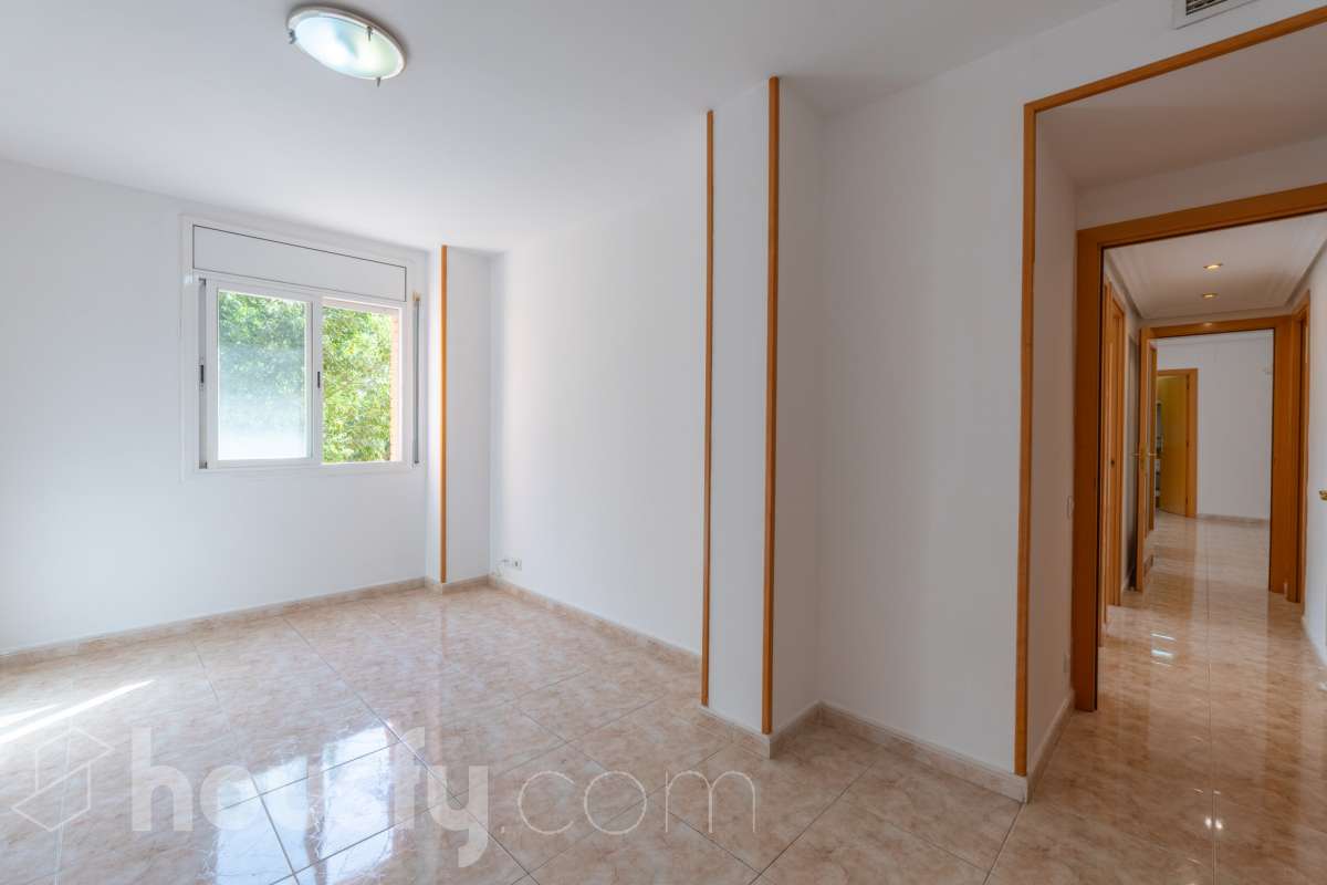 Housfy vende 🏡 fantástico piso ubicado en Vilafranca del Penedès, el cuál consta de 90m2 útiles (verificados con la Dirección General de Catastro). Construido en el año: 2003. Distribución de estancias -Salón-comedor -4 Dormitorios -2 Baños -Cocina equipada Características específicas -Cédula de habitabilidad -Ascensor -Aire acondicionado -Calefacción -Balcón -Plaza de garaje Zona y entorno Respecto a la ubicación, se sitúa en Vilafranca del Penedès, municipio de Barcelona. Esta propiedad se encuentra cerca de transporte público, colegios, supermercados y farmacias. Aviso legal El precio de venta no incluye gastos de la compraventa como notaría, registro, impuestos, ni tampoco honorarios agencia. Esta publicación no es vinculante. Consulta siempre la nota simple con Housfy antes de formalizar la compraventa. Sobre nosotros Housfy es la plataforma integral de servicios inmobiliarios. Nuestra combinación de expertos y tecnología pone al alcance de todo el mundo servicios cómodos, claros y seguros. AICAT número: 7922. Nos encargamos de la gestión y asesoramiento de la compra. ¡Olvídate de todo! Hacemos los trámites por ti. Y, si además necesitas financiación, ponemos a tu disposición un bróker hipotecario para ayudarte a conseguir las mejores condiciones para tu perfil económico. ¿Quieres visitarla? Contacta con Housfy y agenda tu visita sin compromiso. Más información en: housfy.com-15
