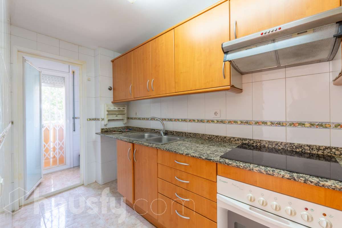 Housfy vende 🏡 fantástico piso ubicado en Vilafranca del Penedès, el cuál consta de 90m2 útiles (verificados con la Dirección General de Catastro). Construido en el año: 2003. Distribución de estancias -Salón-comedor -4 Dormitorios -2 Baños -Cocina equipada Características específicas -Cédula de habitabilidad -Ascensor -Aire acondicionado -Calefacción -Balcón -Plaza de garaje Zona y entorno Respecto a la ubicación, se sitúa en Vilafranca del Penedès, municipio de Barcelona. Esta propiedad se encuentra cerca de transporte público, colegios, supermercados y farmacias. Aviso legal El precio de venta no incluye gastos de la compraventa como notaría, registro, impuestos, ni tampoco honorarios agencia. Esta publicación no es vinculante. Consulta siempre la nota simple con Housfy antes de formalizar la compraventa. Sobre nosotros Housfy es la plataforma integral de servicios inmobiliarios. Nuestra combinación de expertos y tecnología pone al alcance de todo el mundo servicios cómodos, claros y seguros. AICAT número: 7922. Nos encargamos de la gestión y asesoramiento de la compra. ¡Olvídate de todo! Hacemos los trámites por ti. Y, si además necesitas financiación, ponemos a tu disposición un bróker hipotecario para ayudarte a conseguir las mejores condiciones para tu perfil económico. ¿Quieres visitarla? Contacta con Housfy y agenda tu visita sin compromiso. Más información en: housfy.com-17