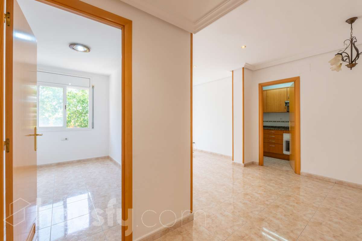 Housfy vende 🏡 fantástico piso ubicado en Vilafranca del Penedès, el cuál consta de 90m2 útiles (verificados con la Dirección General de Catastro). Construido en el año: 2003. Distribución de estancias -Salón-comedor -4 Dormitorios -2 Baños -Cocina equipada Características específicas -Cédula de habitabilidad -Ascensor -Aire acondicionado -Calefacción -Balcón -Plaza de garaje Zona y entorno Respecto a la ubicación, se sitúa en Vilafranca del Penedès, municipio de Barcelona. Esta propiedad se encuentra cerca de transporte público, colegios, supermercados y farmacias. Aviso legal El precio de venta no incluye gastos de la compraventa como notaría, registro, impuestos, ni tampoco honorarios agencia. Esta publicación no es vinculante. Consulta siempre la nota simple con Housfy antes de formalizar la compraventa. Sobre nosotros Housfy es la plataforma integral de servicios inmobiliarios. Nuestra combinación de expertos y tecnología pone al alcance de todo el mundo servicios cómodos, claros y seguros. AICAT número: 7922. Nos encargamos de la gestión y asesoramiento de la compra. ¡Olvídate de todo! Hacemos los trámites por ti. Y, si además necesitas financiación, ponemos a tu disposición un bróker hipotecario para ayudarte a conseguir las mejores condiciones para tu perfil económico. ¿Quieres visitarla? Contacta con Housfy y agenda tu visita sin compromiso. Más información en: housfy.com-32