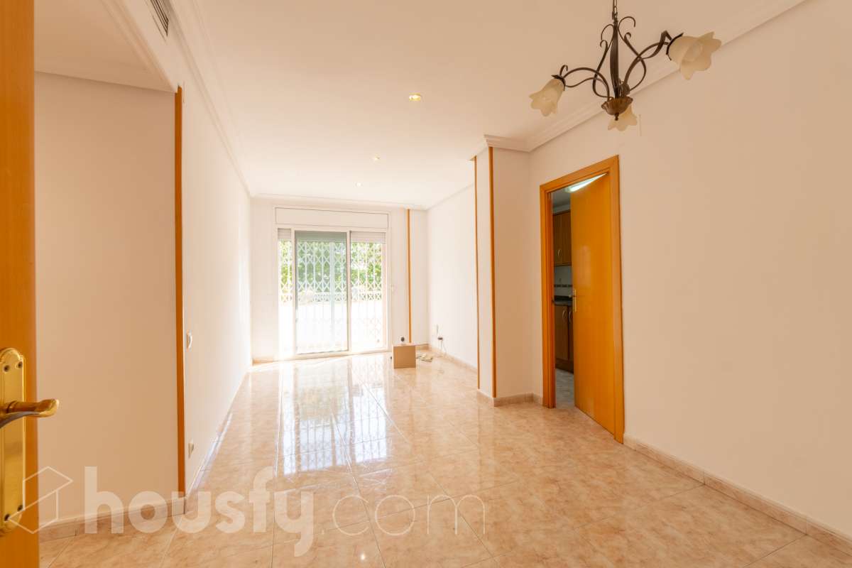 Housfy vende 🏡 fantástico piso ubicado en Vilafranca del Penedès, el cuál consta de 90m2 útiles (verificados con la Dirección General de Catastro). Construido en el año: 2003. Distribución de estancias -Salón-comedor -4 Dormitorios -2 Baños -Cocina equipada Características específicas -Cédula de habitabilidad -Ascensor -Aire acondicionado -Calefacción -Balcón -Plaza de garaje Zona y entorno Respecto a la ubicación, se sitúa en Vilafranca del Penedès, municipio de Barcelona. Esta propiedad se encuentra cerca de transporte público, colegios, supermercados y farmacias. Aviso legal El precio de venta no incluye gastos de la compraventa como notaría, registro, impuestos, ni tampoco honorarios agencia. Esta publicación no es vinculante. Consulta siempre la nota simple con Housfy antes de formalizar la compraventa. Sobre nosotros Housfy es la plataforma integral de servicios inmobiliarios. Nuestra combinación de expertos y tecnología pone al alcance de todo el mundo servicios cómodos, claros y seguros. AICAT número: 7922. Nos encargamos de la gestión y asesoramiento de la compra. ¡Olvídate de todo! Hacemos los trámites por ti. Y, si además necesitas financiación, ponemos a tu disposición un bróker hipotecario para ayudarte a conseguir las mejores condiciones para tu perfil económico. ¿Quieres visitarla? Contacta con Housfy y agenda tu visita sin compromiso. Más información en: housfy.com-6