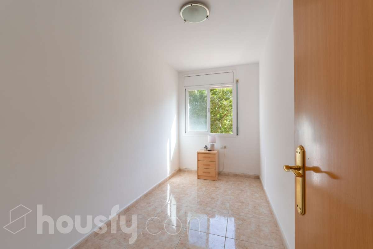 Housfy vende 🏡 fantástico piso ubicado en Vilafranca del Penedès, el cuál consta de 90m2 útiles (verificados con la Dirección General de Catastro). Construido en el año: 2003. Distribución de estancias -Salón-comedor -4 Dormitorios -2 Baños -Cocina equipada Características específicas -Cédula de habitabilidad -Ascensor -Aire acondicionado -Calefacción -Balcón -Plaza de garaje Zona y entorno Respecto a la ubicación, se sitúa en Vilafranca del Penedès, municipio de Barcelona. Esta propiedad se encuentra cerca de transporte público, colegios, supermercados y farmacias. Aviso legal El precio de venta no incluye gastos de la compraventa como notaría, registro, impuestos, ni tampoco honorarios agencia. Esta publicación no es vinculante. Consulta siempre la nota simple con Housfy antes de formalizar la compraventa. Sobre nosotros Housfy es la plataforma integral de servicios inmobiliarios. Nuestra combinación de expertos y tecnología pone al alcance de todo el mundo servicios cómodos, claros y seguros. AICAT número: 7922. Nos encargamos de la gestión y asesoramiento de la compra. ¡Olvídate de todo! Hacemos los trámites por ti. Y, si además necesitas financiación, ponemos a tu disposición un bróker hipotecario para ayudarte a conseguir las mejores condiciones para tu perfil económico. ¿Quieres visitarla? Contacta con Housfy y agenda tu visita sin compromiso. Más información en: housfy.com-12
