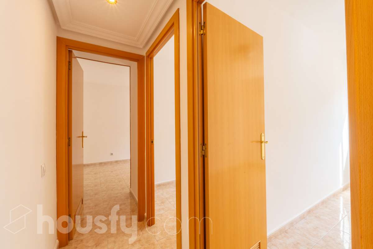 Housfy vende 🏡 fantástico piso ubicado en Vilafranca del Penedès, el cuál consta de 90m2 útiles (verificados con la Dirección General de Catastro). Construido en el año: 2003. Distribución de estancias -Salón-comedor -4 Dormitorios -2 Baños -Cocina equipada Características específicas -Cédula de habitabilidad -Ascensor -Aire acondicionado -Calefacción -Balcón -Plaza de garaje Zona y entorno Respecto a la ubicación, se sitúa en Vilafranca del Penedès, municipio de Barcelona. Esta propiedad se encuentra cerca de transporte público, colegios, supermercados y farmacias. Aviso legal El precio de venta no incluye gastos de la compraventa como notaría, registro, impuestos, ni tampoco honorarios agencia. Esta publicación no es vinculante. Consulta siempre la nota simple con Housfy antes de formalizar la compraventa. Sobre nosotros Housfy es la plataforma integral de servicios inmobiliarios. Nuestra combinación de expertos y tecnología pone al alcance de todo el mundo servicios cómodos, claros y seguros. AICAT número: 7922. Nos encargamos de la gestión y asesoramiento de la compra. ¡Olvídate de todo! Hacemos los trámites por ti. Y, si además necesitas financiación, ponemos a tu disposición un bróker hipotecario para ayudarte a conseguir las mejores condiciones para tu perfil económico. ¿Quieres visitarla? Contacta con Housfy y agenda tu visita sin compromiso. Más información en: housfy.com-29