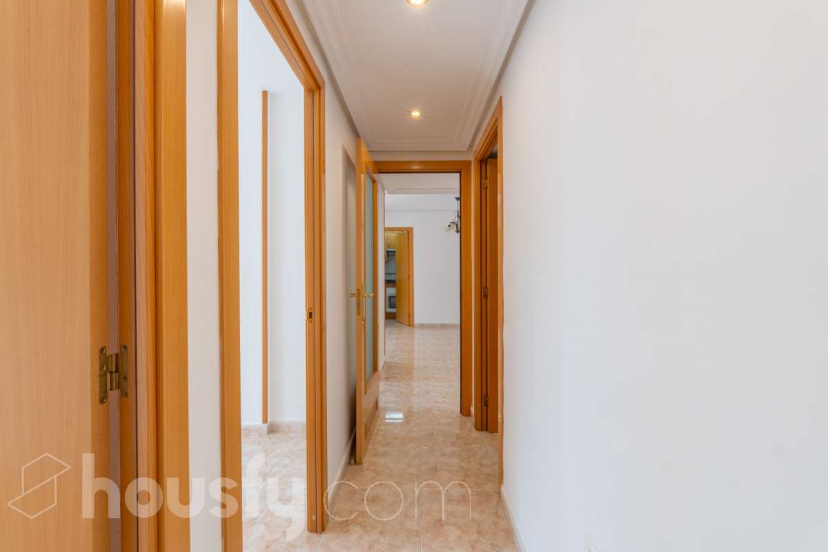 Housfy vende 🏡 fantástico piso ubicado en Vilafranca del Penedès, el cuál consta de 90m2 útiles (verificados con la Dirección General de Catastro). Construido en el año: 2003. Distribución de estancias -Salón-comedor -4 Dormitorios -2 Baños -Cocina equipada Características específicas -Cédula de habitabilidad -Ascensor -Aire acondicionado -Calefacción -Balcón -Plaza de garaje Zona y entorno Respecto a la ubicación, se sitúa en Vilafranca del Penedès, municipio de Barcelona. Esta propiedad se encuentra cerca de transporte público, colegios, supermercados y farmacias. Aviso legal El precio de venta no incluye gastos de la compraventa como notaría, registro, impuestos, ni tampoco honorarios agencia. Esta publicación no es vinculante. Consulta siempre la nota simple con Housfy antes de formalizar la compraventa. Sobre nosotros Housfy es la plataforma integral de servicios inmobiliarios. Nuestra combinación de expertos y tecnología pone al alcance de todo el mundo servicios cómodos, claros y seguros. AICAT número: 7922. Nos encargamos de la gestión y asesoramiento de la compra. ¡Olvídate de todo! Hacemos los trámites por ti. Y, si además necesitas financiación, ponemos a tu disposición un bróker hipotecario para ayudarte a conseguir las mejores condiciones para tu perfil económico. ¿Quieres visitarla? Contacta con Housfy y agenda tu visita sin compromiso. Más información en: housfy.com-31