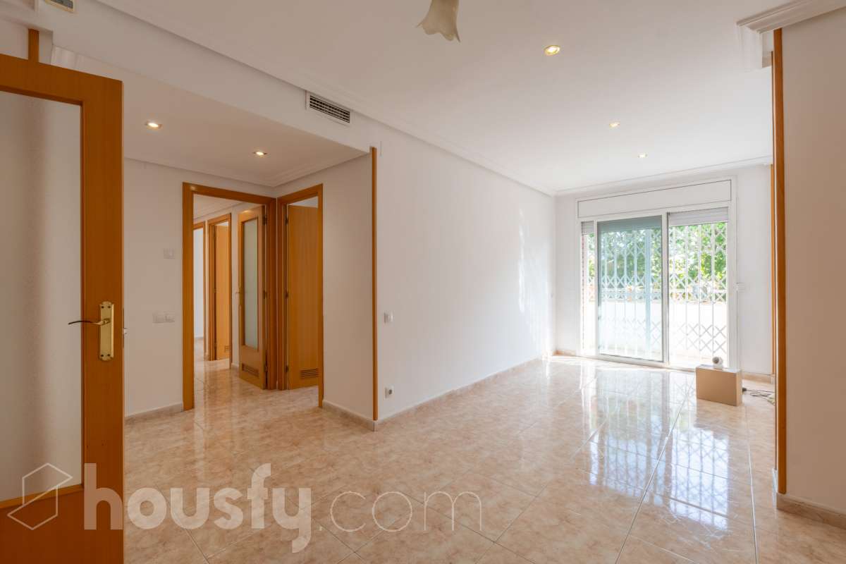 Housfy vende 🏡 fantástico piso ubicado en Vilafranca del Penedès, el cuál consta de 90m2 útiles (verificados con la Dirección General de Catastro). Construido en el año: 2003. Distribución de estancias -Salón-comedor -4 Dormitorios -2 Baños -Cocina equipada Características específicas -Cédula de habitabilidad -Ascensor -Aire acondicionado -Calefacción -Balcón -Plaza de garaje Zona y entorno Respecto a la ubicación, se sitúa en Vilafranca del Penedès, municipio de Barcelona. Esta propiedad se encuentra cerca de transporte público, colegios, supermercados y farmacias. Aviso legal El precio de venta no incluye gastos de la compraventa como notaría, registro, impuestos, ni tampoco honorarios agencia. Esta publicación no es vinculante. Consulta siempre la nota simple con Housfy antes de formalizar la compraventa. Sobre nosotros Housfy es la plataforma integral de servicios inmobiliarios. Nuestra combinación de expertos y tecnología pone al alcance de todo el mundo servicios cómodos, claros y seguros. AICAT número: 7922. Nos encargamos de la gestión y asesoramiento de la compra. ¡Olvídate de todo! Hacemos los trámites por ti. Y, si además necesitas financiación, ponemos a tu disposición un bróker hipotecario para ayudarte a conseguir las mejores condiciones para tu perfil económico. ¿Quieres visitarla? Contacta con Housfy y agenda tu visita sin compromiso. Más información en: housfy.com-7