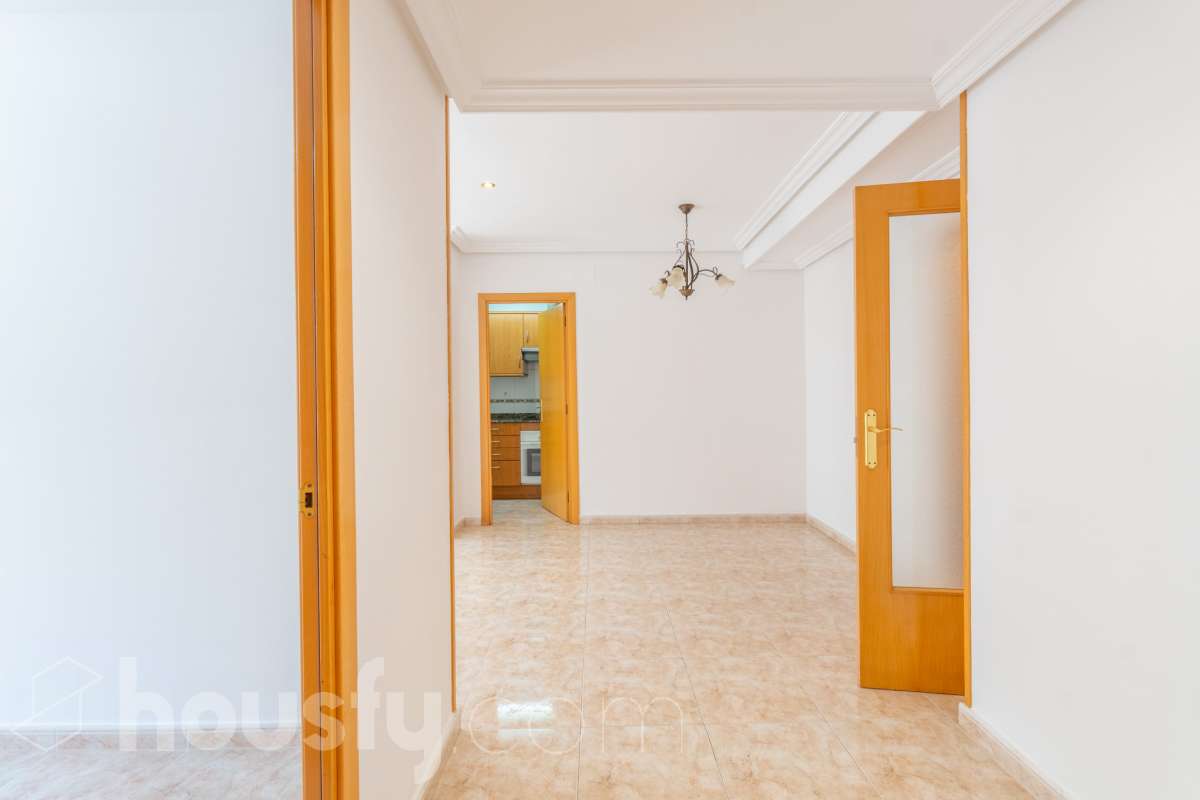 Housfy vende 🏡 fantástico piso ubicado en Vilafranca del Penedès, el cuál consta de 90m2 útiles (verificados con la Dirección General de Catastro). Construido en el año: 2003. Distribución de estancias -Salón-comedor -4 Dormitorios -2 Baños -Cocina equipada Características específicas -Cédula de habitabilidad -Ascensor -Aire acondicionado -Calefacción -Balcón -Plaza de garaje Zona y entorno Respecto a la ubicación, se sitúa en Vilafranca del Penedès, municipio de Barcelona. Esta propiedad se encuentra cerca de transporte público, colegios, supermercados y farmacias. Aviso legal El precio de venta no incluye gastos de la compraventa como notaría, registro, impuestos, ni tampoco honorarios agencia. Esta publicación no es vinculante. Consulta siempre la nota simple con Housfy antes de formalizar la compraventa. Sobre nosotros Housfy es la plataforma integral de servicios inmobiliarios. Nuestra combinación de expertos y tecnología pone al alcance de todo el mundo servicios cómodos, claros y seguros. AICAT número: 7922. Nos encargamos de la gestión y asesoramiento de la compra. ¡Olvídate de todo! Hacemos los trámites por ti. Y, si además necesitas financiación, ponemos a tu disposición un bróker hipotecario para ayudarte a conseguir las mejores condiciones para tu perfil económico. ¿Quieres visitarla? Contacta con Housfy y agenda tu visita sin compromiso. Más información en: housfy.com-4