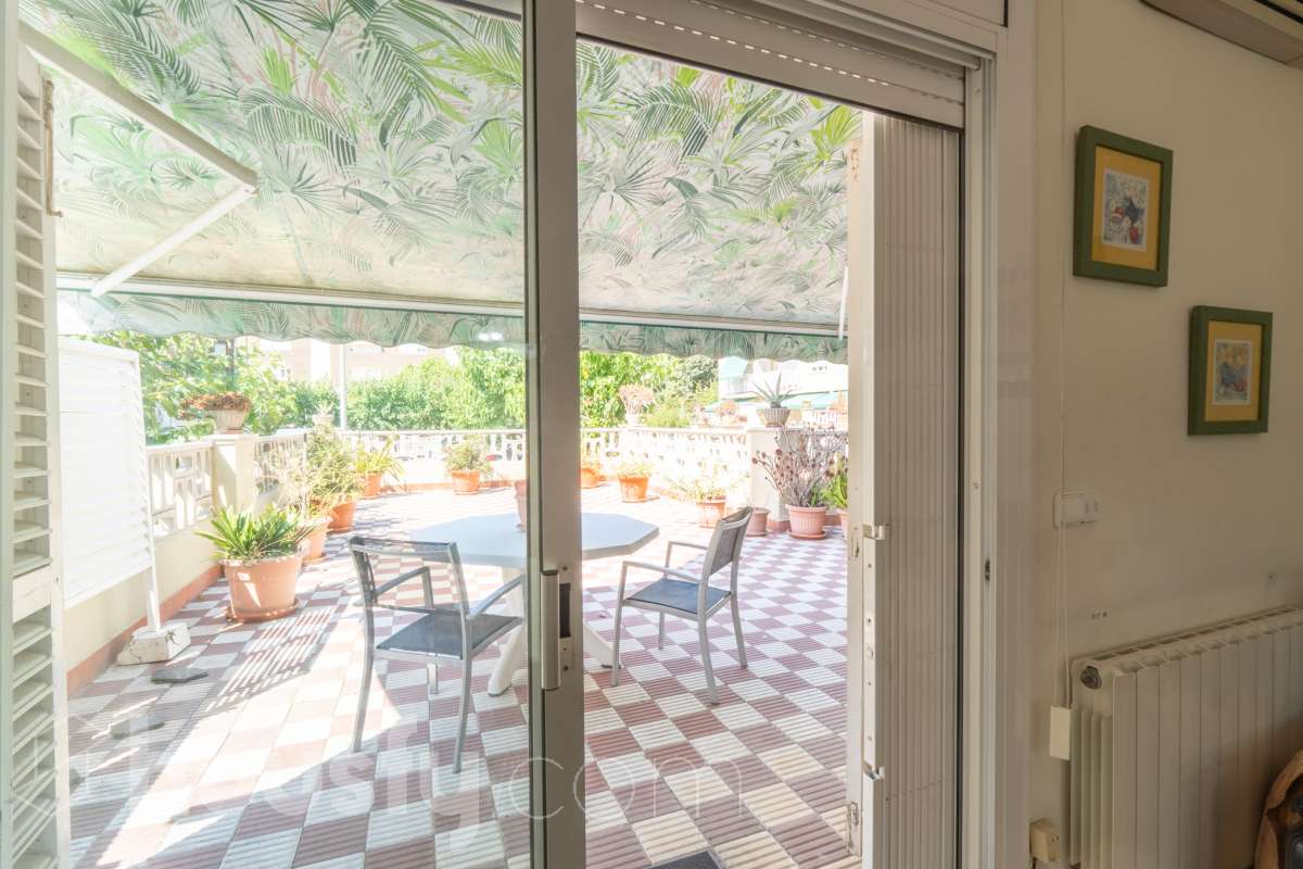 Housfy vende 🏡 fabulosa planta baja esquinera con gran terraza, local con acceso directo y plaza de garaje Antes de entrar en esta vivienda ya se percibe que no es una planta baja cualquiera. Se trata de una planta baja esquinera, totalmente exterior, que destaca por su luminosidad, amplitud y la comodidad de tener todos los espacios en una sola planta. La vivienda dispone de dos dormitorios y dos baños completos, con una distribución práctica y acogedora. El salón, amplio y muy luminoso, tiene acceso directo a una magnífica terraza privada de 40 m², perfecta para disfrutar de comidas al aire libre, crear una zona de relax o simplemente aprovechar un espacio exterior durante todo el año. Uno de los grandes valores añadidos de esta propiedad es su local o almacén, situado en la misma planta y comunicado directamente con la vivienda, además de contar con salida independiente a la calle. Un espacio muy versátil que puede destinarse a almacén, despacho, estudio, gimnasio o cualquier otro uso que se adapte a las necesidades del nuevo propietario. La vivienda incluye además una plaza de garaje en el mismo edificio, aportando un extra de comodidad en el día a día. Una oportunidad diferente, ideal para quienes buscan una vivienda cómoda, luminosa y con un espacio adicional que ofrece múltiples posibilidades. Contacta con nosotros para más información o para concertar una visita. Te encantará. Aviso legal El precio de venta no incluye gastos de la compraventa como notaría, registro, impuestos, ni tampoco honorarios agencia. Esta publicación no es vinculante. Consulta siempre la nota simple con Housfy antes de formalizar la compraventa. Sobre nosotros Housfy es la plataforma integral de servicios inmobiliarios. Nuestra combinación de expertos y tecnología pone al alcance de todo el mundo servicios cómodos, claros y seguros. AICAT número: 7922. Nos encargamos de la gestión y asesoramiento de la compra. ¡Olvídate de todo! Hacemos los trámites por ti. Y, si además necesitas financiación, ponemos a tu disposición un bróker hipotecario para ayudarte a conseguir las mejores condiciones para tu perfil económico. ¿Quieres visitarla? Contacta con Housfy y agenda tu visita sin compromiso. Más información en: housfy.com-7
