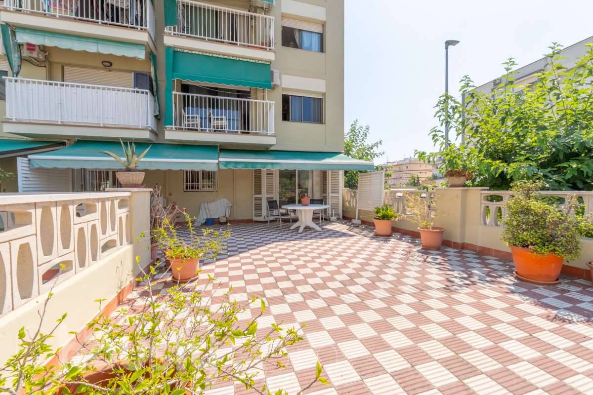 Housfy vende 🏡 fabulosa planta baja esquinera con gran terraza, local con acceso directo y plaza de garaje Antes de entrar en esta vivienda ya se percibe que no es una planta baja cualquiera. Se trata de una planta baja esquinera, totalmente exterior, que destaca por su luminosidad, amplitud y la comodidad de tener todos los espacios en una sola planta. La vivienda dispone de dos dormitorios y dos baños completos, con una distribución práctica y acogedora. El salón, amplio y muy luminoso, tiene acceso directo a una magnífica terraza privada de 40 m², perfecta para disfrutar de comidas al aire libre, crear una zona de relax o simplemente aprovechar un espacio exterior durante todo el año. Uno de los grandes valores añadidos de esta propiedad es su local o almacén, situado en la misma planta y comunicado directamente con la vivienda, además de contar con salida independiente a la calle. Un espacio muy versátil que puede destinarse a almacén, despacho, estudio, gimnasio o cualquier otro uso que se adapte a las necesidades del nuevo propietario. La vivienda incluye además una plaza de garaje en el mismo edificio, aportando un extra de comodidad en el día a día. Una oportunidad diferente, ideal para quienes buscan una vivienda cómoda, luminosa y con un espacio adicional que ofrece múltiples posibilidades. Contacta con nosotros para más información o para concertar una visita. Te encantará. Aviso legal El precio de venta no incluye gastos de la compraventa como notaría, registro, impuestos, ni tampoco honorarios agencia. Esta publicación no es vinculante. Consulta siempre la nota simple con Housfy antes de formalizar la compraventa. Sobre nosotros Housfy es la plataforma integral de servicios inmobiliarios. Nuestra combinación de expertos y tecnología pone al alcance de todo el mundo servicios cómodos, claros y seguros. AICAT número: 7922. Nos encargamos de la gestión y asesoramiento de la compra. ¡Olvídate de todo! Hacemos los trámites por ti. Y, si además necesitas financiación, ponemos a tu disposición un bróker hipotecario para ayudarte a conseguir las mejores condiciones para tu perfil económico. ¿Quieres visitarla? Contacta con Housfy y agenda tu visita sin compromiso. Más información en: housfy.com-23