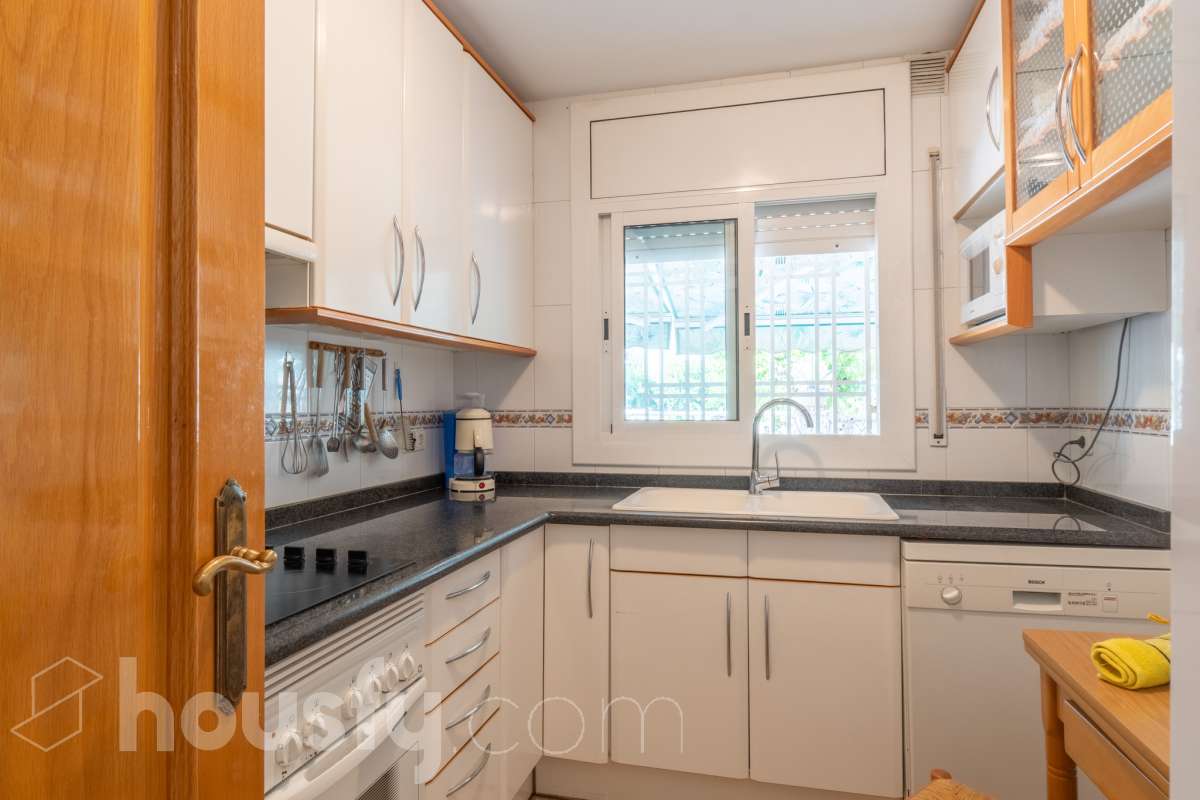 Housfy vende 🏡 fabulosa planta baja esquinera con gran terraza, local con acceso directo y plaza de garaje Antes de entrar en esta vivienda ya se percibe que no es una planta baja cualquiera. Se trata de una planta baja esquinera, totalmente exterior, que destaca por su luminosidad, amplitud y la comodidad de tener todos los espacios en una sola planta. La vivienda dispone de dos dormitorios y dos baños completos, con una distribución práctica y acogedora. El salón, amplio y muy luminoso, tiene acceso directo a una magnífica terraza privada de 40 m², perfecta para disfrutar de comidas al aire libre, crear una zona de relax o simplemente aprovechar un espacio exterior durante todo el año. Uno de los grandes valores añadidos de esta propiedad es su local o almacén, situado en la misma planta y comunicado directamente con la vivienda, además de contar con salida independiente a la calle. Un espacio muy versátil que puede destinarse a almacén, despacho, estudio, gimnasio o cualquier otro uso que se adapte a las necesidades del nuevo propietario. La vivienda incluye además una plaza de garaje en el mismo edificio, aportando un extra de comodidad en el día a día. Una oportunidad diferente, ideal para quienes buscan una vivienda cómoda, luminosa y con un espacio adicional que ofrece múltiples posibilidades. Contacta con nosotros para más información o para concertar una visita. Te encantará. Aviso legal El precio de venta no incluye gastos de la compraventa como notaría, registro, impuestos, ni tampoco honorarios agencia. Esta publicación no es vinculante. Consulta siempre la nota simple con Housfy antes de formalizar la compraventa. Sobre nosotros Housfy es la plataforma integral de servicios inmobiliarios. Nuestra combinación de expertos y tecnología pone al alcance de todo el mundo servicios cómodos, claros y seguros. AICAT número: 7922. Nos encargamos de la gestión y asesoramiento de la compra. ¡Olvídate de todo! Hacemos los trámites por ti. Y, si además necesitas financiación, ponemos a tu disposición un bróker hipotecario para ayudarte a conseguir las mejores condiciones para tu perfil económico. ¿Quieres visitarla? Contacta con Housfy y agenda tu visita sin compromiso. Más información en: housfy.com-12