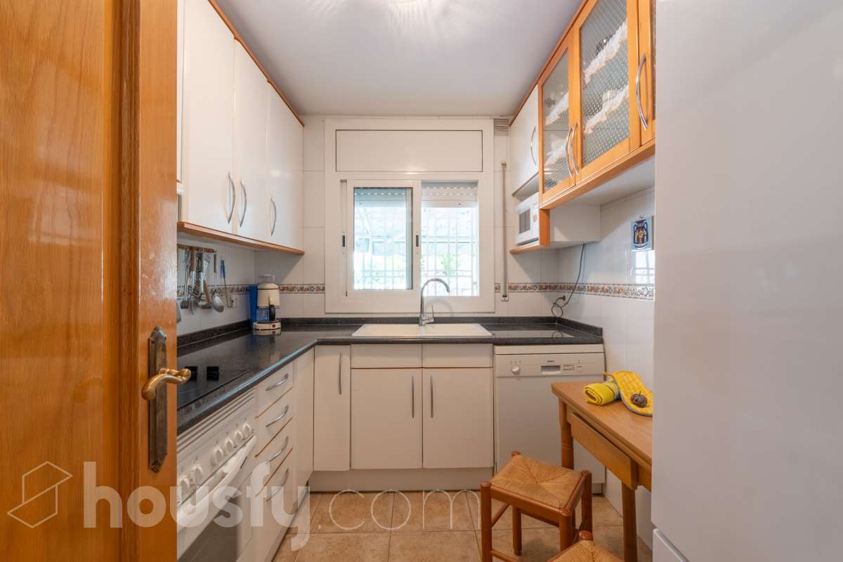 Housfy vende 🏡 fabulosa planta baja esquinera con gran terraza, local con acceso directo y plaza de garaje Antes de entrar en esta vivienda ya se percibe que no es una planta baja cualquiera. Se trata de una planta baja esquinera, totalmente exterior, que destaca por su luminosidad, amplitud y la comodidad de tener todos los espacios en una sola planta. La vivienda dispone de dos dormitorios y dos baños completos, con una distribución práctica y acogedora. El salón, amplio y muy luminoso, tiene acceso directo a una magnífica terraza privada de 40 m², perfecta para disfrutar de comidas al aire libre, crear una zona de relax o simplemente aprovechar un espacio exterior durante todo el año. Uno de los grandes valores añadidos de esta propiedad es su local o almacén, situado en la misma planta y comunicado directamente con la vivienda, además de contar con salida independiente a la calle. Un espacio muy versátil que puede destinarse a almacén, despacho, estudio, gimnasio o cualquier otro uso que se adapte a las necesidades del nuevo propietario. La vivienda incluye además una plaza de garaje en el mismo edificio, aportando un extra de comodidad en el día a día. Una oportunidad diferente, ideal para quienes buscan una vivienda cómoda, luminosa y con un espacio adicional que ofrece múltiples posibilidades. Contacta con nosotros para más información o para concertar una visita. Te encantará. Aviso legal El precio de venta no incluye gastos de la compraventa como notaría, registro, impuestos, ni tampoco honorarios agencia. Esta publicación no es vinculante. Consulta siempre la nota simple con Housfy antes de formalizar la compraventa. Sobre nosotros Housfy es la plataforma integral de servicios inmobiliarios. Nuestra combinación de expertos y tecnología pone al alcance de todo el mundo servicios cómodos, claros y seguros. AICAT número: 7922. Nos encargamos de la gestión y asesoramiento de la compra. ¡Olvídate de todo! Hacemos los trámites por ti. Y, si además necesitas financiación, ponemos a tu disposición un bróker hipotecario para ayudarte a conseguir las mejores condiciones para tu perfil económico. ¿Quieres visitarla? Contacta con Housfy y agenda tu visita sin compromiso. Más información en: housfy.com-11