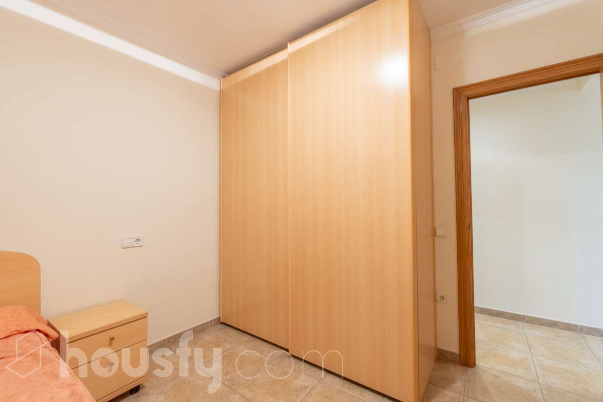 Housfy vende 🏡 fabulosa planta baja esquinera con gran terraza, local con acceso directo y plaza de garaje Antes de entrar en esta vivienda ya se percibe que no es una planta baja cualquiera. Se trata de una planta baja esquinera, totalmente exterior, que destaca por su luminosidad, amplitud y la comodidad de tener todos los espacios en una sola planta. La vivienda dispone de dos dormitorios y dos baños completos, con una distribución práctica y acogedora. El salón, amplio y muy luminoso, tiene acceso directo a una magnífica terraza privada de 40 m², perfecta para disfrutar de comidas al aire libre, crear una zona de relax o simplemente aprovechar un espacio exterior durante todo el año. Uno de los grandes valores añadidos de esta propiedad es su local o almacén, situado en la misma planta y comunicado directamente con la vivienda, además de contar con salida independiente a la calle. Un espacio muy versátil que puede destinarse a almacén, despacho, estudio, gimnasio o cualquier otro uso que se adapte a las necesidades del nuevo propietario. La vivienda incluye además una plaza de garaje en el mismo edificio, aportando un extra de comodidad en el día a día. Una oportunidad diferente, ideal para quienes buscan una vivienda cómoda, luminosa y con un espacio adicional que ofrece múltiples posibilidades. Contacta con nosotros para más información o para concertar una visita. Te encantará. Aviso legal El precio de venta no incluye gastos de la compraventa como notaría, registro, impuestos, ni tampoco honorarios agencia. Esta publicación no es vinculante. Consulta siempre la nota simple con Housfy antes de formalizar la compraventa. Sobre nosotros Housfy es la plataforma integral de servicios inmobiliarios. Nuestra combinación de expertos y tecnología pone al alcance de todo el mundo servicios cómodos, claros y seguros. AICAT número: 7922. Nos encargamos de la gestión y asesoramiento de la compra. ¡Olvídate de todo! Hacemos los trámites por ti. Y, si además necesitas financiación, ponemos a tu disposición un bróker hipotecario para ayudarte a conseguir las mejores condiciones para tu perfil económico. ¿Quieres visitarla? Contacta con Housfy y agenda tu visita sin compromiso. Más información en: housfy.com-19