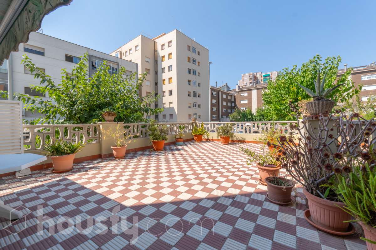 Housfy vende 🏡 fabulosa planta baja esquinera con gran terraza, local con acceso directo y plaza de garaje Antes de entrar en esta vivienda ya se percibe que no es una planta baja cualquiera. Se trata de una planta baja esquinera, totalmente exterior, que destaca por su luminosidad, amplitud y la comodidad de tener todos los espacios en una sola planta. La vivienda dispone de dos dormitorios y dos baños completos, con una distribución práctica y acogedora. El salón, amplio y muy luminoso, tiene acceso directo a una magnífica terraza privada de 40 m², perfecta para disfrutar de comidas al aire libre, crear una zona de relax o simplemente aprovechar un espacio exterior durante todo el año. Uno de los grandes valores añadidos de esta propiedad es su local o almacén, situado en la misma planta y comunicado directamente con la vivienda, además de contar con salida independiente a la calle. Un espacio muy versátil que puede destinarse a almacén, despacho, estudio, gimnasio o cualquier otro uso que se adapte a las necesidades del nuevo propietario. La vivienda incluye además una plaza de garaje en el mismo edificio, aportando un extra de comodidad en el día a día. Una oportunidad diferente, ideal para quienes buscan una vivienda cómoda, luminosa y con un espacio adicional que ofrece múltiples posibilidades. Contacta con nosotros para más información o para concertar una visita. Te encantará. Aviso legal El precio de venta no incluye gastos de la compraventa como notaría, registro, impuestos, ni tampoco honorarios agencia. Esta publicación no es vinculante. Consulta siempre la nota simple con Housfy antes de formalizar la compraventa. Sobre nosotros Housfy es la plataforma integral de servicios inmobiliarios. Nuestra combinación de expertos y tecnología pone al alcance de todo el mundo servicios cómodos, claros y seguros. AICAT número: 7922. Nos encargamos de la gestión y asesoramiento de la compra. ¡Olvídate de todo! Hacemos los trámites por ti. Y, si además necesitas financiación, ponemos a tu disposición un bróker hipotecario para ayudarte a conseguir las mejores condiciones para tu perfil económico. ¿Quieres visitarla? Contacta con Housfy y agenda tu visita sin compromiso. Más información en: housfy.com-22
