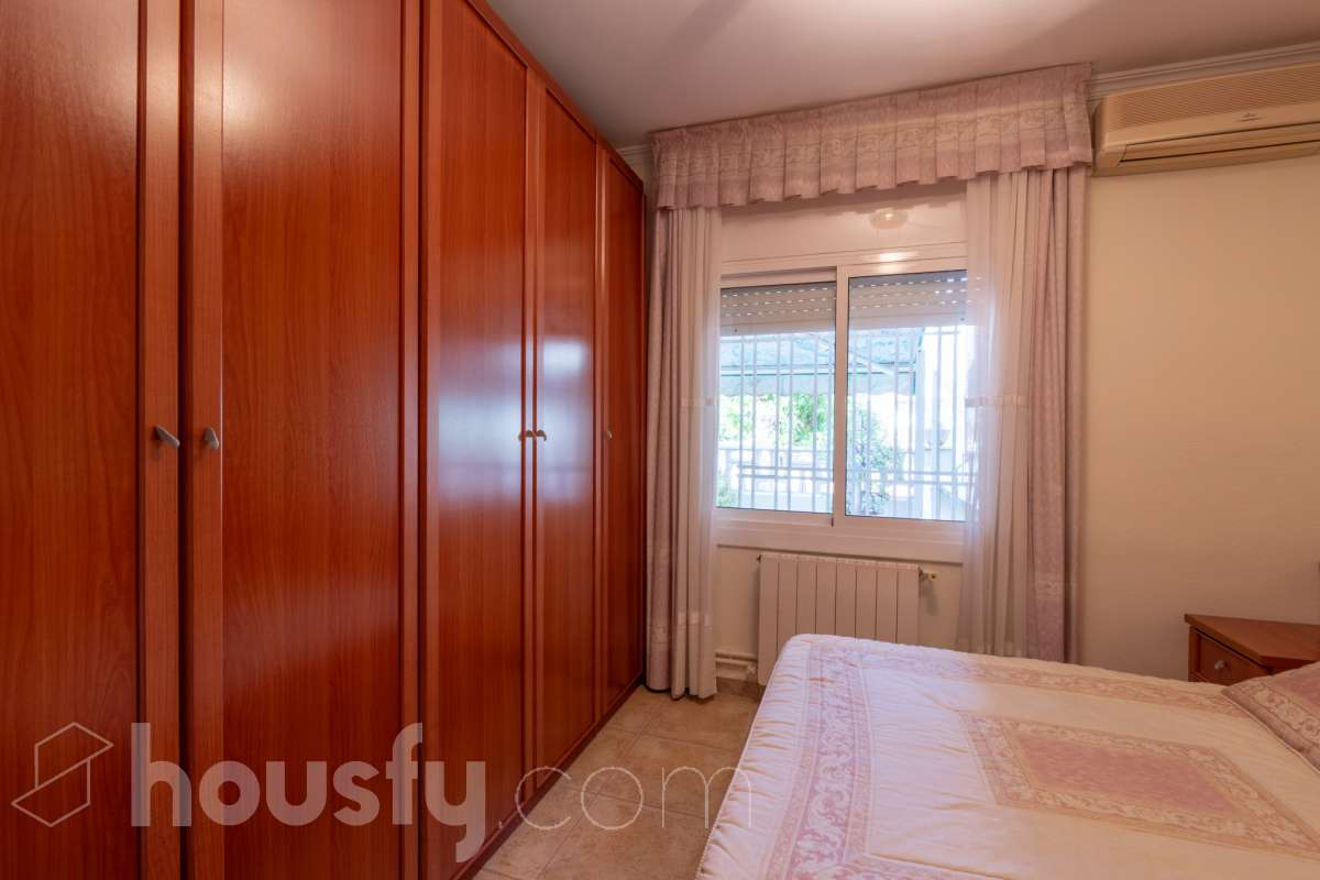 Housfy vende 🏡 fabulosa planta baja esquinera con gran terraza, local con acceso directo y plaza de garaje Antes de entrar en esta vivienda ya se percibe que no es una planta baja cualquiera. Se trata de una planta baja esquinera, totalmente exterior, que destaca por su luminosidad, amplitud y la comodidad de tener todos los espacios en una sola planta. La vivienda dispone de dos dormitorios y dos baños completos, con una distribución práctica y acogedora. El salón, amplio y muy luminoso, tiene acceso directo a una magnífica terraza privada de 40 m², perfecta para disfrutar de comidas al aire libre, crear una zona de relax o simplemente aprovechar un espacio exterior durante todo el año. Uno de los grandes valores añadidos de esta propiedad es su local o almacén, situado en la misma planta y comunicado directamente con la vivienda, además de contar con salida independiente a la calle. Un espacio muy versátil que puede destinarse a almacén, despacho, estudio, gimnasio o cualquier otro uso que se adapte a las necesidades del nuevo propietario. La vivienda incluye además una plaza de garaje en el mismo edificio, aportando un extra de comodidad en el día a día. Una oportunidad diferente, ideal para quienes buscan una vivienda cómoda, luminosa y con un espacio adicional que ofrece múltiples posibilidades. Contacta con nosotros para más información o para concertar una visita. Te encantará. Aviso legal El precio de venta no incluye gastos de la compraventa como notaría, registro, impuestos, ni tampoco honorarios agencia. Esta publicación no es vinculante. Consulta siempre la nota simple con Housfy antes de formalizar la compraventa. Sobre nosotros Housfy es la plataforma integral de servicios inmobiliarios. Nuestra combinación de expertos y tecnología pone al alcance de todo el mundo servicios cómodos, claros y seguros. AICAT número: 7922. Nos encargamos de la gestión y asesoramiento de la compra. ¡Olvídate de todo! Hacemos los trámites por ti. Y, si además necesitas financiación, ponemos a tu disposición un bróker hipotecario para ayudarte a conseguir las mejores condiciones para tu perfil económico. ¿Quieres visitarla? Contacta con Housfy y agenda tu visita sin compromiso. Más información en: housfy.com-17