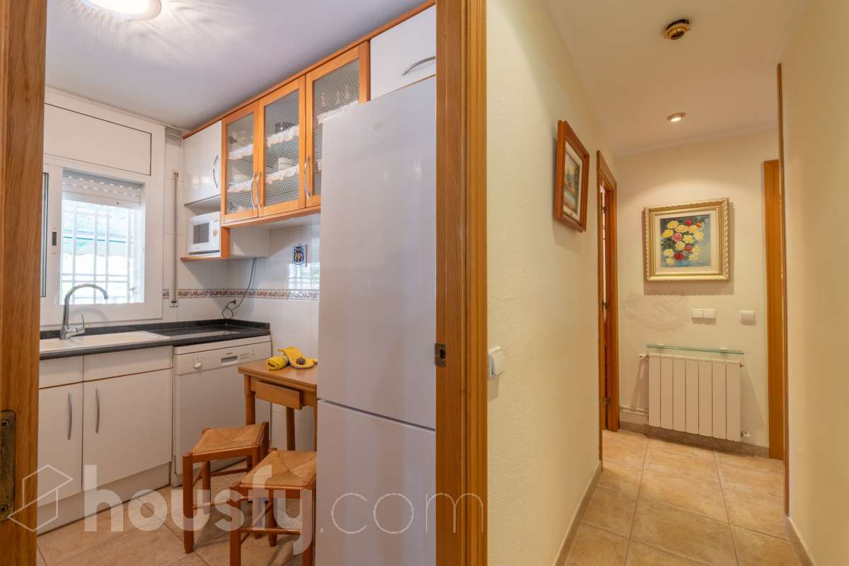 Housfy vende 🏡 fabulosa planta baja esquinera con gran terraza, local con acceso directo y plaza de garaje Antes de entrar en esta vivienda ya se percibe que no es una planta baja cualquiera. Se trata de una planta baja esquinera, totalmente exterior, que destaca por su luminosidad, amplitud y la comodidad de tener todos los espacios en una sola planta. La vivienda dispone de dos dormitorios y dos baños completos, con una distribución práctica y acogedora. El salón, amplio y muy luminoso, tiene acceso directo a una magnífica terraza privada de 40 m², perfecta para disfrutar de comidas al aire libre, crear una zona de relax o simplemente aprovechar un espacio exterior durante todo el año. Uno de los grandes valores añadidos de esta propiedad es su local o almacén, situado en la misma planta y comunicado directamente con la vivienda, además de contar con salida independiente a la calle. Un espacio muy versátil que puede destinarse a almacén, despacho, estudio, gimnasio o cualquier otro uso que se adapte a las necesidades del nuevo propietario. La vivienda incluye además una plaza de garaje en el mismo edificio, aportando un extra de comodidad en el día a día. Una oportunidad diferente, ideal para quienes buscan una vivienda cómoda, luminosa y con un espacio adicional que ofrece múltiples posibilidades. Contacta con nosotros para más información o para concertar una visita. Te encantará. Aviso legal El precio de venta no incluye gastos de la compraventa como notaría, registro, impuestos, ni tampoco honorarios agencia. Esta publicación no es vinculante. Consulta siempre la nota simple con Housfy antes de formalizar la compraventa. Sobre nosotros Housfy es la plataforma integral de servicios inmobiliarios. Nuestra combinación de expertos y tecnología pone al alcance de todo el mundo servicios cómodos, claros y seguros. AICAT número: 7922. Nos encargamos de la gestión y asesoramiento de la compra. ¡Olvídate de todo! Hacemos los trámites por ti. Y, si además necesitas financiación, ponemos a tu disposición un bróker hipotecario para ayudarte a conseguir las mejores condiciones para tu perfil económico. ¿Quieres visitarla? Contacta con Housfy y agenda tu visita sin compromiso. Más información en: housfy.com-13
