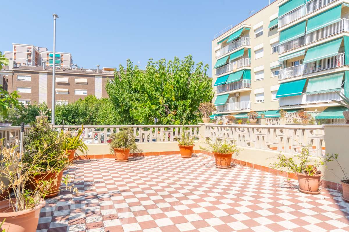 Housfy vende 🏡 fabulosa planta baja esquinera con gran terraza, local con acceso directo y plaza de garaje Antes de entrar en esta vivienda ya se percibe que no es una planta baja cualquiera. Se trata de una planta baja esquinera, totalmente exterior, que destaca por su luminosidad, amplitud y la comodidad de tener todos los espacios en una sola planta. La vivienda dispone de dos dormitorios y dos baños completos, con una distribución práctica y acogedora. El salón, amplio y muy luminoso, tiene acceso directo a una magnífica terraza privada de 40 m², perfecta para disfrutar de comidas al aire libre, crear una zona de relax o simplemente aprovechar un espacio exterior durante todo el año. Uno de los grandes valores añadidos de esta propiedad es su local o almacén, situado en la misma planta y comunicado directamente con la vivienda, además de contar con salida independiente a la calle. Un espacio muy versátil que puede destinarse a almacén, despacho, estudio, gimnasio o cualquier otro uso que se adapte a las necesidades del nuevo propietario. La vivienda incluye además una plaza de garaje en el mismo edificio, aportando un extra de comodidad en el día a día. Una oportunidad diferente, ideal para quienes buscan una vivienda cómoda, luminosa y con un espacio adicional que ofrece múltiples posibilidades. Contacta con nosotros para más información o para concertar una visita. Te encantará. Aviso legal El precio de venta no incluye gastos de la compraventa como notaría, registro, impuestos, ni tampoco honorarios agencia. Esta publicación no es vinculante. Consulta siempre la nota simple con Housfy antes de formalizar la compraventa. Sobre nosotros Housfy es la plataforma integral de servicios inmobiliarios. Nuestra combinación de expertos y tecnología pone al alcance de todo el mundo servicios cómodos, claros y seguros. AICAT número: 7922. Nos encargamos de la gestión y asesoramiento de la compra. ¡Olvídate de todo! Hacemos los trámites por ti. Y, si además necesitas financiación, ponemos a tu disposición un bróker hipotecario para ayudarte a conseguir las mejores condiciones para tu perfil económico. ¿Quieres visitarla? Contacta con Housfy y agenda tu visita sin compromiso. Más información en: housfy.com-24