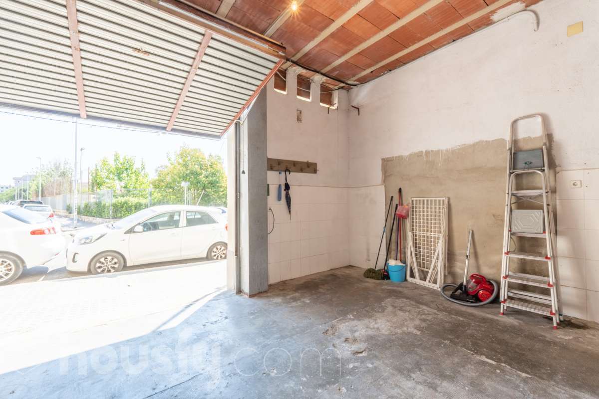 Housfy vende 🏡 fabulosa planta baja esquinera con gran terraza, local con acceso directo y plaza de garaje Antes de entrar en esta vivienda ya se percibe que no es una planta baja cualquiera. Se trata de una planta baja esquinera, totalmente exterior, que destaca por su luminosidad, amplitud y la comodidad de tener todos los espacios en una sola planta. La vivienda dispone de dos dormitorios y dos baños completos, con una distribución práctica y acogedora. El salón, amplio y muy luminoso, tiene acceso directo a una magnífica terraza privada de 40 m², perfecta para disfrutar de comidas al aire libre, crear una zona de relax o simplemente aprovechar un espacio exterior durante todo el año. Uno de los grandes valores añadidos de esta propiedad es su local o almacén, situado en la misma planta y comunicado directamente con la vivienda, además de contar con salida independiente a la calle. Un espacio muy versátil que puede destinarse a almacén, despacho, estudio, gimnasio o cualquier otro uso que se adapte a las necesidades del nuevo propietario. La vivienda incluye además una plaza de garaje en el mismo edificio, aportando un extra de comodidad en el día a día. Una oportunidad diferente, ideal para quienes buscan una vivienda cómoda, luminosa y con un espacio adicional que ofrece múltiples posibilidades. Contacta con nosotros para más información o para concertar una visita. Te encantará. Aviso legal El precio de venta no incluye gastos de la compraventa como notaría, registro, impuestos, ni tampoco honorarios agencia. Esta publicación no es vinculante. Consulta siempre la nota simple con Housfy antes de formalizar la compraventa. Sobre nosotros Housfy es la plataforma integral de servicios inmobiliarios. Nuestra combinación de expertos y tecnología pone al alcance de todo el mundo servicios cómodos, claros y seguros. AICAT número: 7922. Nos encargamos de la gestión y asesoramiento de la compra. ¡Olvídate de todo! Hacemos los trámites por ti. Y, si además necesitas financiación, ponemos a tu disposición un bróker hipotecario para ayudarte a conseguir las mejores condiciones para tu perfil económico. ¿Quieres visitarla? Contacta con Housfy y agenda tu visita sin compromiso. Más información en: housfy.com-31