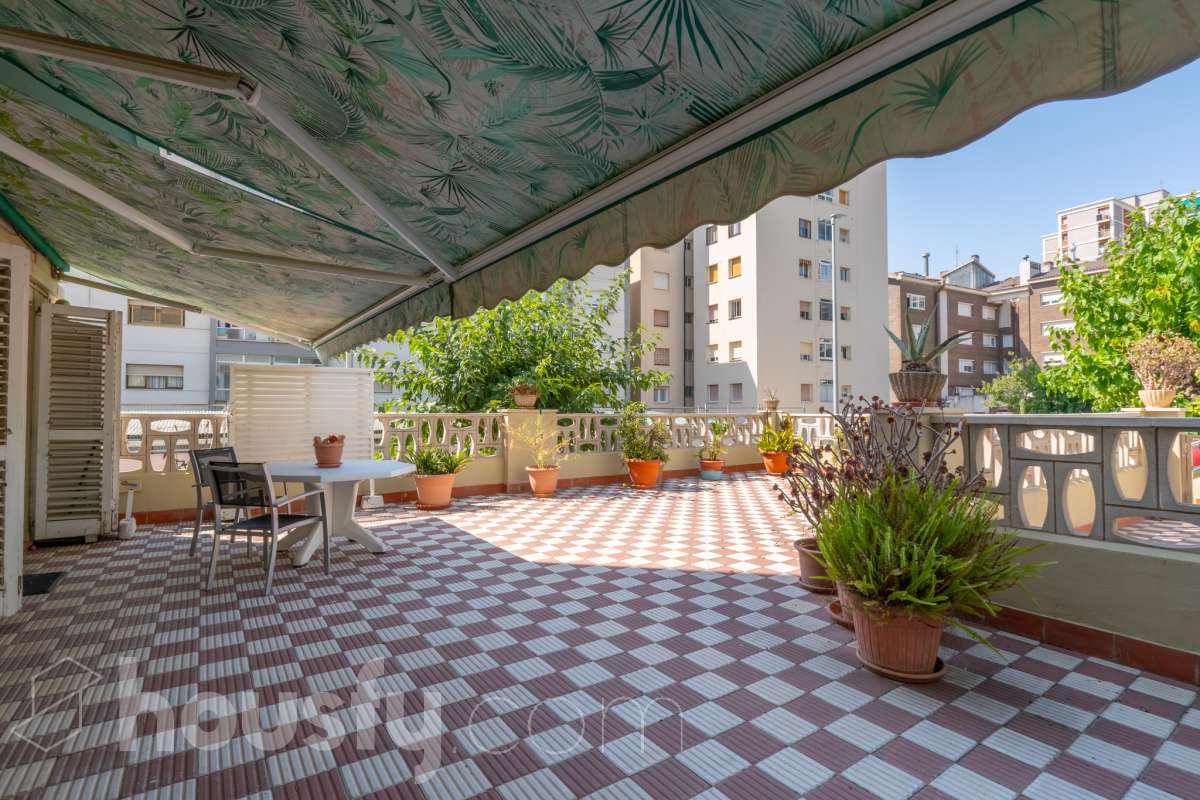 Housfy vende 🏡 fabulosa planta baja esquinera con gran terraza, local con acceso directo y plaza de garaje Antes de entrar en esta vivienda ya se percibe que no es una planta baja cualquiera. Se trata de una planta baja esquinera, totalmente exterior, que destaca por su luminosidad, amplitud y la comodidad de tener todos los espacios en una sola planta. La vivienda dispone de dos dormitorios y dos baños completos, con una distribución práctica y acogedora. El salón, amplio y muy luminoso, tiene acceso directo a una magnífica terraza privada de 40 m², perfecta para disfrutar de comidas al aire libre, crear una zona de relax o simplemente aprovechar un espacio exterior durante todo el año. Uno de los grandes valores añadidos de esta propiedad es su local o almacén, situado en la misma planta y comunicado directamente con la vivienda, además de contar con salida independiente a la calle. Un espacio muy versátil que puede destinarse a almacén, despacho, estudio, gimnasio o cualquier otro uso que se adapte a las necesidades del nuevo propietario. La vivienda incluye además una plaza de garaje en el mismo edificio, aportando un extra de comodidad en el día a día. Una oportunidad diferente, ideal para quienes buscan una vivienda cómoda, luminosa y con un espacio adicional que ofrece múltiples posibilidades. Contacta con nosotros para más información o para concertar una visita. Te encantará. Aviso legal El precio de venta no incluye gastos de la compraventa como notaría, registro, impuestos, ni tampoco honorarios agencia. Esta publicación no es vinculante. Consulta siempre la nota simple con Housfy antes de formalizar la compraventa. Sobre nosotros Housfy es la plataforma integral de servicios inmobiliarios. Nuestra combinación de expertos y tecnología pone al alcance de todo el mundo servicios cómodos, claros y seguros. AICAT número: 7922. Nos encargamos de la gestión y asesoramiento de la compra. ¡Olvídate de todo! Hacemos los trámites por ti. Y, si además necesitas financiación, ponemos a tu disposición un bróker hipotecario para ayudarte a conseguir las mejores condiciones para tu perfil económico. ¿Quieres visitarla? Contacta con Housfy y agenda tu visita sin compromiso. Más información en: housfy.com-25