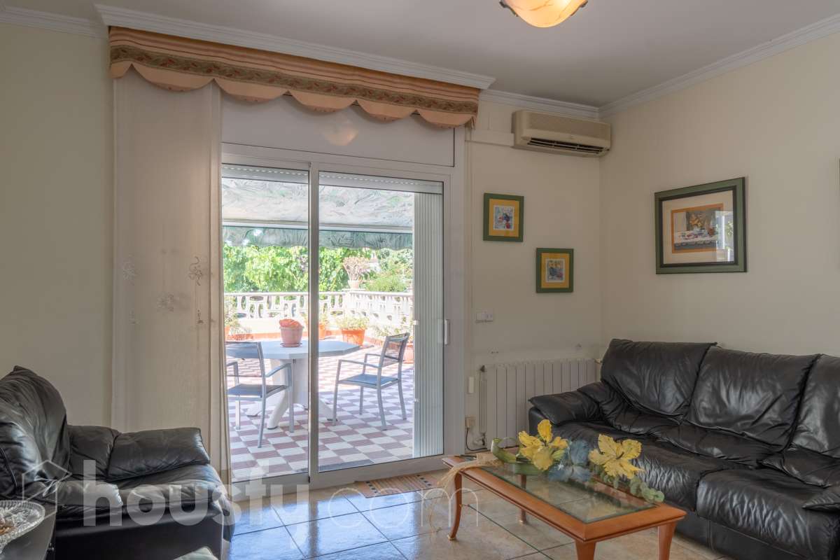 Housfy vende 🏡 fabulosa planta baja esquinera con gran terraza, local con acceso directo y plaza de garaje Antes de entrar en esta vivienda ya se percibe que no es una planta baja cualquiera. Se trata de una planta baja esquinera, totalmente exterior, que destaca por su luminosidad, amplitud y la comodidad de tener todos los espacios en una sola planta. La vivienda dispone de dos dormitorios y dos baños completos, con una distribución práctica y acogedora. El salón, amplio y muy luminoso, tiene acceso directo a una magnífica terraza privada de 40 m², perfecta para disfrutar de comidas al aire libre, crear una zona de relax o simplemente aprovechar un espacio exterior durante todo el año. Uno de los grandes valores añadidos de esta propiedad es su local o almacén, situado en la misma planta y comunicado directamente con la vivienda, además de contar con salida independiente a la calle. Un espacio muy versátil que puede destinarse a almacén, despacho, estudio, gimnasio o cualquier otro uso que se adapte a las necesidades del nuevo propietario. La vivienda incluye además una plaza de garaje en el mismo edificio, aportando un extra de comodidad en el día a día. Una oportunidad diferente, ideal para quienes buscan una vivienda cómoda, luminosa y con un espacio adicional que ofrece múltiples posibilidades. Contacta con nosotros para más información o para concertar una visita. Te encantará. Aviso legal El precio de venta no incluye gastos de la compraventa como notaría, registro, impuestos, ni tampoco honorarios agencia. Esta publicación no es vinculante. Consulta siempre la nota simple con Housfy antes de formalizar la compraventa. Sobre nosotros Housfy es la plataforma integral de servicios inmobiliarios. Nuestra combinación de expertos y tecnología pone al alcance de todo el mundo servicios cómodos, claros y seguros. AICAT número: 7922. Nos encargamos de la gestión y asesoramiento de la compra. ¡Olvídate de todo! Hacemos los trámites por ti. Y, si además necesitas financiación, ponemos a tu disposición un bróker hipotecario para ayudarte a conseguir las mejores condiciones para tu perfil económico. ¿Quieres visitarla? Contacta con Housfy y agenda tu visita sin compromiso. Más información en: housfy.com-4