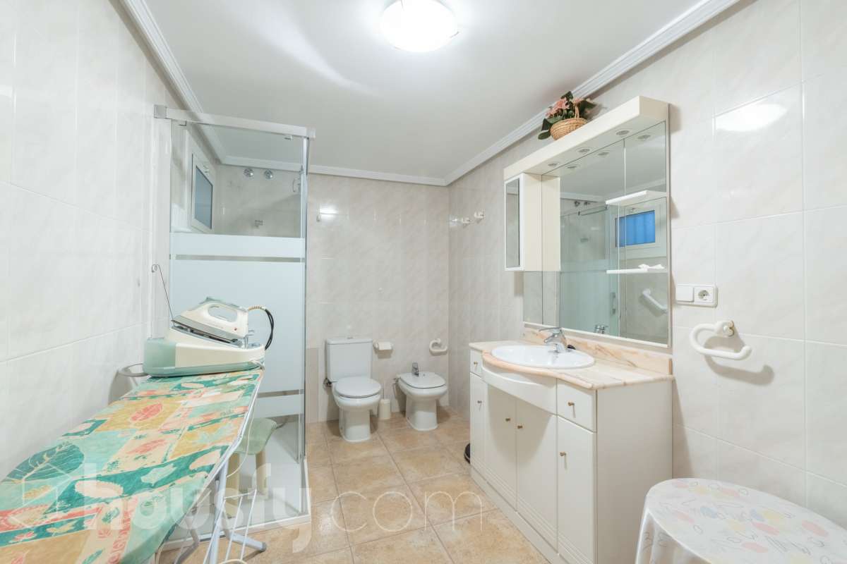 Housfy vende 🏡 fabulosa planta baja esquinera con gran terraza, local con acceso directo y plaza de garaje Antes de entrar en esta vivienda ya se percibe que no es una planta baja cualquiera. Se trata de una planta baja esquinera, totalmente exterior, que destaca por su luminosidad, amplitud y la comodidad de tener todos los espacios en una sola planta. La vivienda dispone de dos dormitorios y dos baños completos, con una distribución práctica y acogedora. El salón, amplio y muy luminoso, tiene acceso directo a una magnífica terraza privada de 40 m², perfecta para disfrutar de comidas al aire libre, crear una zona de relax o simplemente aprovechar un espacio exterior durante todo el año. Uno de los grandes valores añadidos de esta propiedad es su local o almacén, situado en la misma planta y comunicado directamente con la vivienda, además de contar con salida independiente a la calle. Un espacio muy versátil que puede destinarse a almacén, despacho, estudio, gimnasio o cualquier otro uso que se adapte a las necesidades del nuevo propietario. La vivienda incluye además una plaza de garaje en el mismo edificio, aportando un extra de comodidad en el día a día. Una oportunidad diferente, ideal para quienes buscan una vivienda cómoda, luminosa y con un espacio adicional que ofrece múltiples posibilidades. Contacta con nosotros para más información o para concertar una visita. Te encantará. Aviso legal El precio de venta no incluye gastos de la compraventa como notaría, registro, impuestos, ni tampoco honorarios agencia. Esta publicación no es vinculante. Consulta siempre la nota simple con Housfy antes de formalizar la compraventa. Sobre nosotros Housfy es la plataforma integral de servicios inmobiliarios. Nuestra combinación de expertos y tecnología pone al alcance de todo el mundo servicios cómodos, claros y seguros. AICAT número: 7922. Nos encargamos de la gestión y asesoramiento de la compra. ¡Olvídate de todo! Hacemos los trámites por ti. Y, si además necesitas financiación, ponemos a tu disposición un bróker hipotecario para ayudarte a conseguir las mejores condiciones para tu perfil económico. ¿Quieres visitarla? Contacta con Housfy y agenda tu visita sin compromiso. Más información en: housfy.com-20