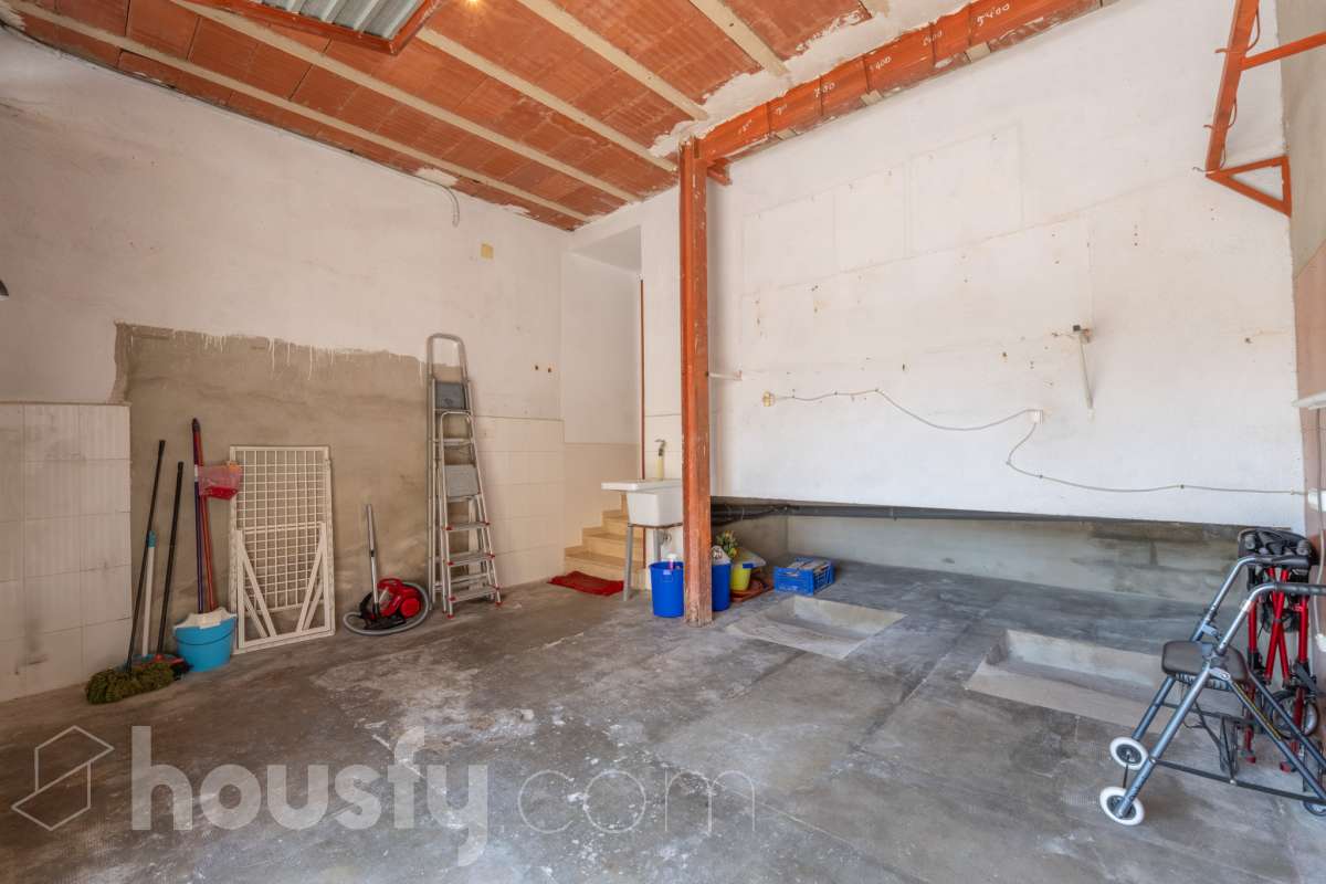 Housfy vende 🏡 fabulosa planta baja esquinera con gran terraza, local con acceso directo y plaza de garaje Antes de entrar en esta vivienda ya se percibe que no es una planta baja cualquiera. Se trata de una planta baja esquinera, totalmente exterior, que destaca por su luminosidad, amplitud y la comodidad de tener todos los espacios en una sola planta. La vivienda dispone de dos dormitorios y dos baños completos, con una distribución práctica y acogedora. El salón, amplio y muy luminoso, tiene acceso directo a una magnífica terraza privada de 40 m², perfecta para disfrutar de comidas al aire libre, crear una zona de relax o simplemente aprovechar un espacio exterior durante todo el año. Uno de los grandes valores añadidos de esta propiedad es su local o almacén, situado en la misma planta y comunicado directamente con la vivienda, además de contar con salida independiente a la calle. Un espacio muy versátil que puede destinarse a almacén, despacho, estudio, gimnasio o cualquier otro uso que se adapte a las necesidades del nuevo propietario. La vivienda incluye además una plaza de garaje en el mismo edificio, aportando un extra de comodidad en el día a día. Una oportunidad diferente, ideal para quienes buscan una vivienda cómoda, luminosa y con un espacio adicional que ofrece múltiples posibilidades. Contacta con nosotros para más información o para concertar una visita. Te encantará. Aviso legal El precio de venta no incluye gastos de la compraventa como notaría, registro, impuestos, ni tampoco honorarios agencia. Esta publicación no es vinculante. Consulta siempre la nota simple con Housfy antes de formalizar la compraventa. Sobre nosotros Housfy es la plataforma integral de servicios inmobiliarios. Nuestra combinación de expertos y tecnología pone al alcance de todo el mundo servicios cómodos, claros y seguros. AICAT número: 7922. Nos encargamos de la gestión y asesoramiento de la compra. ¡Olvídate de todo! Hacemos los trámites por ti. Y, si además necesitas financiación, ponemos a tu disposición un bróker hipotecario para ayudarte a conseguir las mejores condiciones para tu perfil económico. ¿Quieres visitarla? Contacta con Housfy y agenda tu visita sin compromiso. Más información en: housfy.com-30