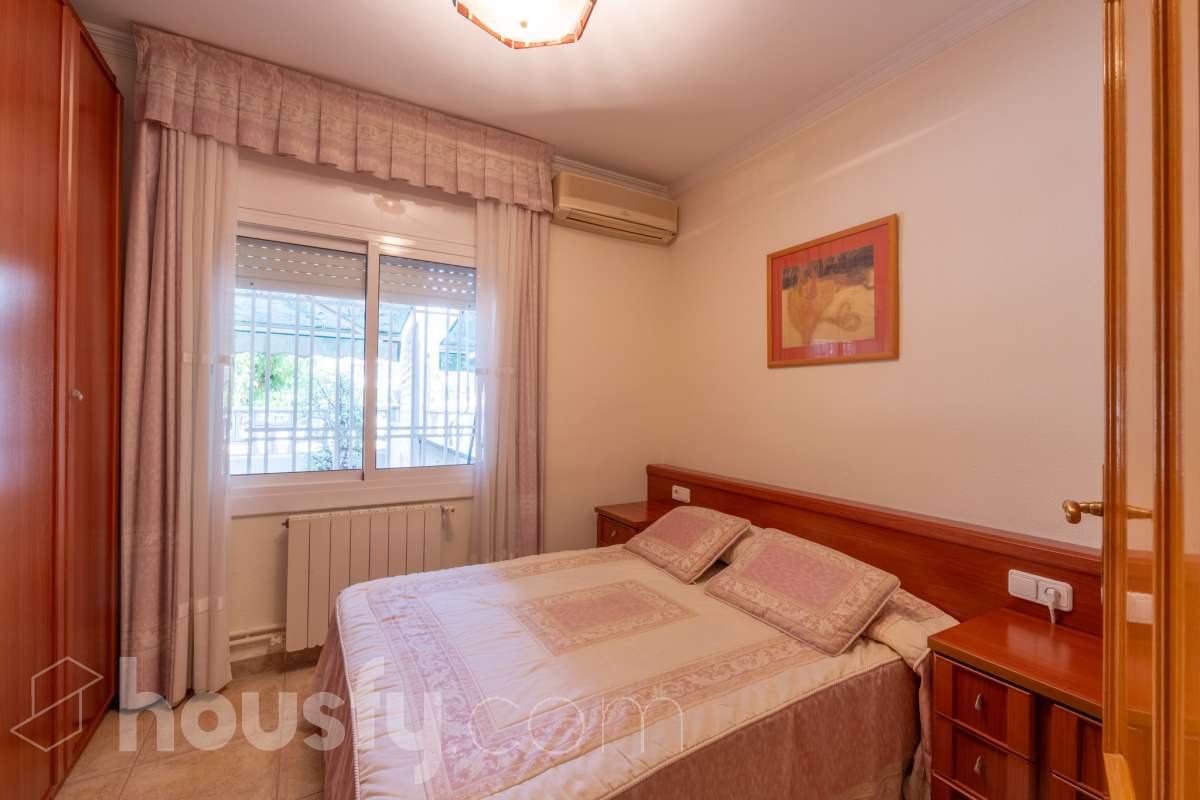 Housfy vende 🏡 fabulosa planta baja esquinera con gran terraza, local con acceso directo y plaza de garaje Antes de entrar en esta vivienda ya se percibe que no es una planta baja cualquiera. Se trata de una planta baja esquinera, totalmente exterior, que destaca por su luminosidad, amplitud y la comodidad de tener todos los espacios en una sola planta. La vivienda dispone de dos dormitorios y dos baños completos, con una distribución práctica y acogedora. El salón, amplio y muy luminoso, tiene acceso directo a una magnífica terraza privada de 40 m², perfecta para disfrutar de comidas al aire libre, crear una zona de relax o simplemente aprovechar un espacio exterior durante todo el año. Uno de los grandes valores añadidos de esta propiedad es su local o almacén, situado en la misma planta y comunicado directamente con la vivienda, además de contar con salida independiente a la calle. Un espacio muy versátil que puede destinarse a almacén, despacho, estudio, gimnasio o cualquier otro uso que se adapte a las necesidades del nuevo propietario. La vivienda incluye además una plaza de garaje en el mismo edificio, aportando un extra de comodidad en el día a día. Una oportunidad diferente, ideal para quienes buscan una vivienda cómoda, luminosa y con un espacio adicional que ofrece múltiples posibilidades. Contacta con nosotros para más información o para concertar una visita. Te encantará. Aviso legal El precio de venta no incluye gastos de la compraventa como notaría, registro, impuestos, ni tampoco honorarios agencia. Esta publicación no es vinculante. Consulta siempre la nota simple con Housfy antes de formalizar la compraventa. Sobre nosotros Housfy es la plataforma integral de servicios inmobiliarios. Nuestra combinación de expertos y tecnología pone al alcance de todo el mundo servicios cómodos, claros y seguros. AICAT número: 7922. Nos encargamos de la gestión y asesoramiento de la compra. ¡Olvídate de todo! Hacemos los trámites por ti. Y, si además necesitas financiación, ponemos a tu disposición un bróker hipotecario para ayudarte a conseguir las mejores condiciones para tu perfil económico. ¿Quieres visitarla? Contacta con Housfy y agenda tu visita sin compromiso. Más información en: housfy.com-16