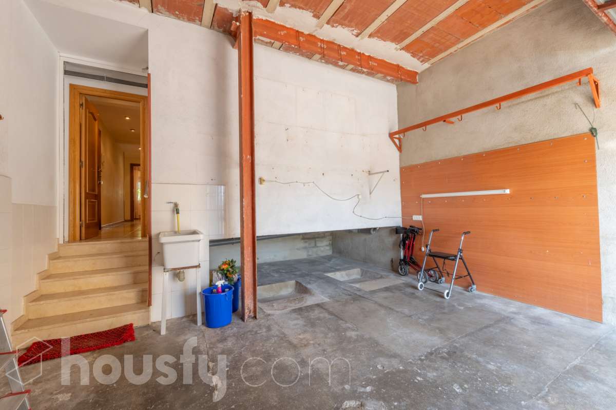 Housfy vende 🏡 fabulosa planta baja esquinera con gran terraza, local con acceso directo y plaza de garaje Antes de entrar en esta vivienda ya se percibe que no es una planta baja cualquiera. Se trata de una planta baja esquinera, totalmente exterior, que destaca por su luminosidad, amplitud y la comodidad de tener todos los espacios en una sola planta. La vivienda dispone de dos dormitorios y dos baños completos, con una distribución práctica y acogedora. El salón, amplio y muy luminoso, tiene acceso directo a una magnífica terraza privada de 40 m², perfecta para disfrutar de comidas al aire libre, crear una zona de relax o simplemente aprovechar un espacio exterior durante todo el año. Uno de los grandes valores añadidos de esta propiedad es su local o almacén, situado en la misma planta y comunicado directamente con la vivienda, además de contar con salida independiente a la calle. Un espacio muy versátil que puede destinarse a almacén, despacho, estudio, gimnasio o cualquier otro uso que se adapte a las necesidades del nuevo propietario. La vivienda incluye además una plaza de garaje en el mismo edificio, aportando un extra de comodidad en el día a día. Una oportunidad diferente, ideal para quienes buscan una vivienda cómoda, luminosa y con un espacio adicional que ofrece múltiples posibilidades. Contacta con nosotros para más información o para concertar una visita. Te encantará. Aviso legal El precio de venta no incluye gastos de la compraventa como notaría, registro, impuestos, ni tampoco honorarios agencia. Esta publicación no es vinculante. Consulta siempre la nota simple con Housfy antes de formalizar la compraventa. Sobre nosotros Housfy es la plataforma integral de servicios inmobiliarios. Nuestra combinación de expertos y tecnología pone al alcance de todo el mundo servicios cómodos, claros y seguros. AICAT número: 7922. Nos encargamos de la gestión y asesoramiento de la compra. ¡Olvídate de todo! Hacemos los trámites por ti. Y, si además necesitas financiación, ponemos a tu disposición un bróker hipotecario para ayudarte a conseguir las mejores condiciones para tu perfil económico. ¿Quieres visitarla? Contacta con Housfy y agenda tu visita sin compromiso. Más información en: housfy.com-29