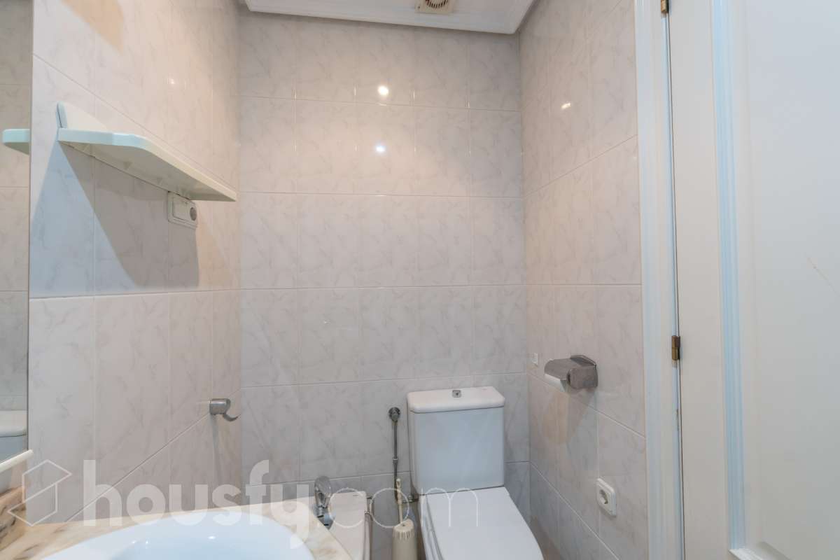 Housfy vende 🏡 fabulosa planta baja esquinera con gran terraza, local con acceso directo y plaza de garaje Antes de entrar en esta vivienda ya se percibe que no es una planta baja cualquiera. Se trata de una planta baja esquinera, totalmente exterior, que destaca por su luminosidad, amplitud y la comodidad de tener todos los espacios en una sola planta. La vivienda dispone de dos dormitorios y dos baños completos, con una distribución práctica y acogedora. El salón, amplio y muy luminoso, tiene acceso directo a una magnífica terraza privada de 40 m², perfecta para disfrutar de comidas al aire libre, crear una zona de relax o simplemente aprovechar un espacio exterior durante todo el año. Uno de los grandes valores añadidos de esta propiedad es su local o almacén, situado en la misma planta y comunicado directamente con la vivienda, además de contar con salida independiente a la calle. Un espacio muy versátil que puede destinarse a almacén, despacho, estudio, gimnasio o cualquier otro uso que se adapte a las necesidades del nuevo propietario. La vivienda incluye además una plaza de garaje en el mismo edificio, aportando un extra de comodidad en el día a día. Una oportunidad diferente, ideal para quienes buscan una vivienda cómoda, luminosa y con un espacio adicional que ofrece múltiples posibilidades. Contacta con nosotros para más información o para concertar una visita. Te encantará. Aviso legal El precio de venta no incluye gastos de la compraventa como notaría, registro, impuestos, ni tampoco honorarios agencia. Esta publicación no es vinculante. Consulta siempre la nota simple con Housfy antes de formalizar la compraventa. Sobre nosotros Housfy es la plataforma integral de servicios inmobiliarios. Nuestra combinación de expertos y tecnología pone al alcance de todo el mundo servicios cómodos, claros y seguros. AICAT número: 7922. Nos encargamos de la gestión y asesoramiento de la compra. ¡Olvídate de todo! Hacemos los trámites por ti. Y, si además necesitas financiación, ponemos a tu disposición un bróker hipotecario para ayudarte a conseguir las mejores condiciones para tu perfil económico. ¿Quieres visitarla? Contacta con Housfy y agenda tu visita sin compromiso. Más información en: housfy.com-15