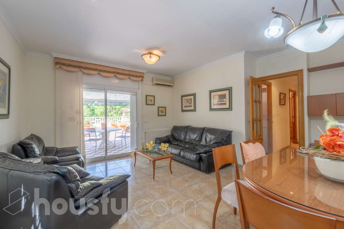 Housfy vende 🏡 fabulosa planta baja esquinera con gran terraza, local con acceso directo y plaza de garaje Antes de entrar en esta vivienda ya se percibe que no es una planta baja cualquiera. Se trata de una planta baja esquinera, totalmente exterior, que destaca por su luminosidad, amplitud y la comodidad de tener todos los espacios en una sola planta. La vivienda dispone de dos dormitorios y dos baños completos, con una distribución práctica y acogedora. El salón, amplio y muy luminoso, tiene acceso directo a una magnífica terraza privada de 40 m², perfecta para disfrutar de comidas al aire libre, crear una zona de relax o simplemente aprovechar un espacio exterior durante todo el año. Uno de los grandes valores añadidos de esta propiedad es su local o almacén, situado en la misma planta y comunicado directamente con la vivienda, además de contar con salida independiente a la calle. Un espacio muy versátil que puede destinarse a almacén, despacho, estudio, gimnasio o cualquier otro uso que se adapte a las necesidades del nuevo propietario. La vivienda incluye además una plaza de garaje en el mismo edificio, aportando un extra de comodidad en el día a día. Una oportunidad diferente, ideal para quienes buscan una vivienda cómoda, luminosa y con un espacio adicional que ofrece múltiples posibilidades. Contacta con nosotros para más información o para concertar una visita. Te encantará. Aviso legal El precio de venta no incluye gastos de la compraventa como notaría, registro, impuestos, ni tampoco honorarios agencia. Esta publicación no es vinculante. Consulta siempre la nota simple con Housfy antes de formalizar la compraventa. Sobre nosotros Housfy es la plataforma integral de servicios inmobiliarios. Nuestra combinación de expertos y tecnología pone al alcance de todo el mundo servicios cómodos, claros y seguros. AICAT número: 7922. Nos encargamos de la gestión y asesoramiento de la compra. ¡Olvídate de todo! Hacemos los trámites por ti. Y, si además necesitas financiación, ponemos a tu disposición un bróker hipotecario para ayudarte a conseguir las mejores condiciones para tu perfil económico. ¿Quieres visitarla? Contacta con Housfy y agenda tu visita sin compromiso. Más información en: housfy.com-2