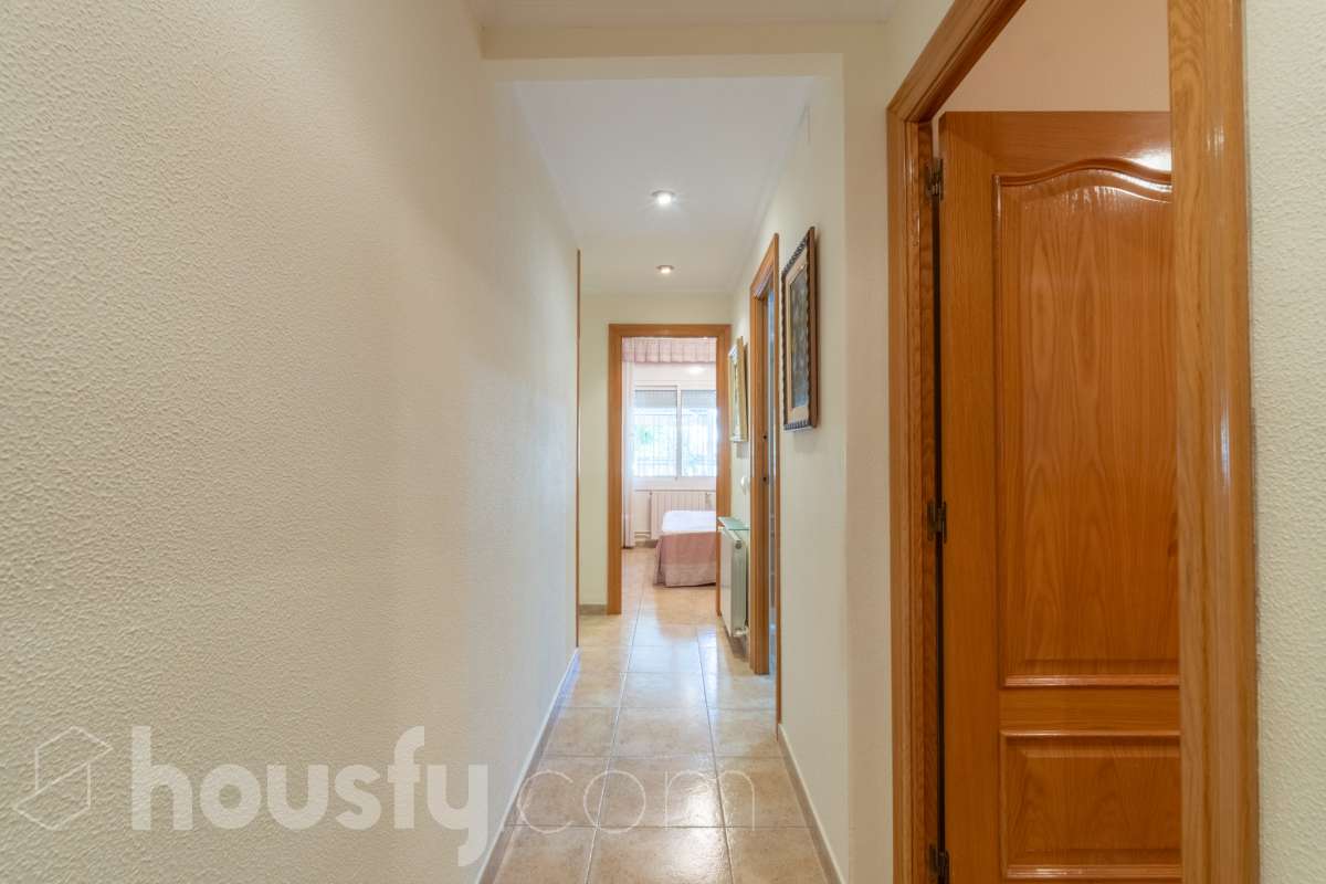 Housfy vende 🏡 fabulosa planta baja esquinera con gran terraza, local con acceso directo y plaza de garaje Antes de entrar en esta vivienda ya se percibe que no es una planta baja cualquiera. Se trata de una planta baja esquinera, totalmente exterior, que destaca por su luminosidad, amplitud y la comodidad de tener todos los espacios en una sola planta. La vivienda dispone de dos dormitorios y dos baños completos, con una distribución práctica y acogedora. El salón, amplio y muy luminoso, tiene acceso directo a una magnífica terraza privada de 40 m², perfecta para disfrutar de comidas al aire libre, crear una zona de relax o simplemente aprovechar un espacio exterior durante todo el año. Uno de los grandes valores añadidos de esta propiedad es su local o almacén, situado en la misma planta y comunicado directamente con la vivienda, además de contar con salida independiente a la calle. Un espacio muy versátil que puede destinarse a almacén, despacho, estudio, gimnasio o cualquier otro uso que se adapte a las necesidades del nuevo propietario. La vivienda incluye además una plaza de garaje en el mismo edificio, aportando un extra de comodidad en el día a día. Una oportunidad diferente, ideal para quienes buscan una vivienda cómoda, luminosa y con un espacio adicional que ofrece múltiples posibilidades. Contacta con nosotros para más información o para concertar una visita. Te encantará. Aviso legal El precio de venta no incluye gastos de la compraventa como notaría, registro, impuestos, ni tampoco honorarios agencia. Esta publicación no es vinculante. Consulta siempre la nota simple con Housfy antes de formalizar la compraventa. Sobre nosotros Housfy es la plataforma integral de servicios inmobiliarios. Nuestra combinación de expertos y tecnología pone al alcance de todo el mundo servicios cómodos, claros y seguros. AICAT número: 7922. Nos encargamos de la gestión y asesoramiento de la compra. ¡Olvídate de todo! Hacemos los trámites por ti. Y, si además necesitas financiación, ponemos a tu disposición un bróker hipotecario para ayudarte a conseguir las mejores condiciones para tu perfil económico. ¿Quieres visitarla? Contacta con Housfy y agenda tu visita sin compromiso. Más información en: housfy.com-27