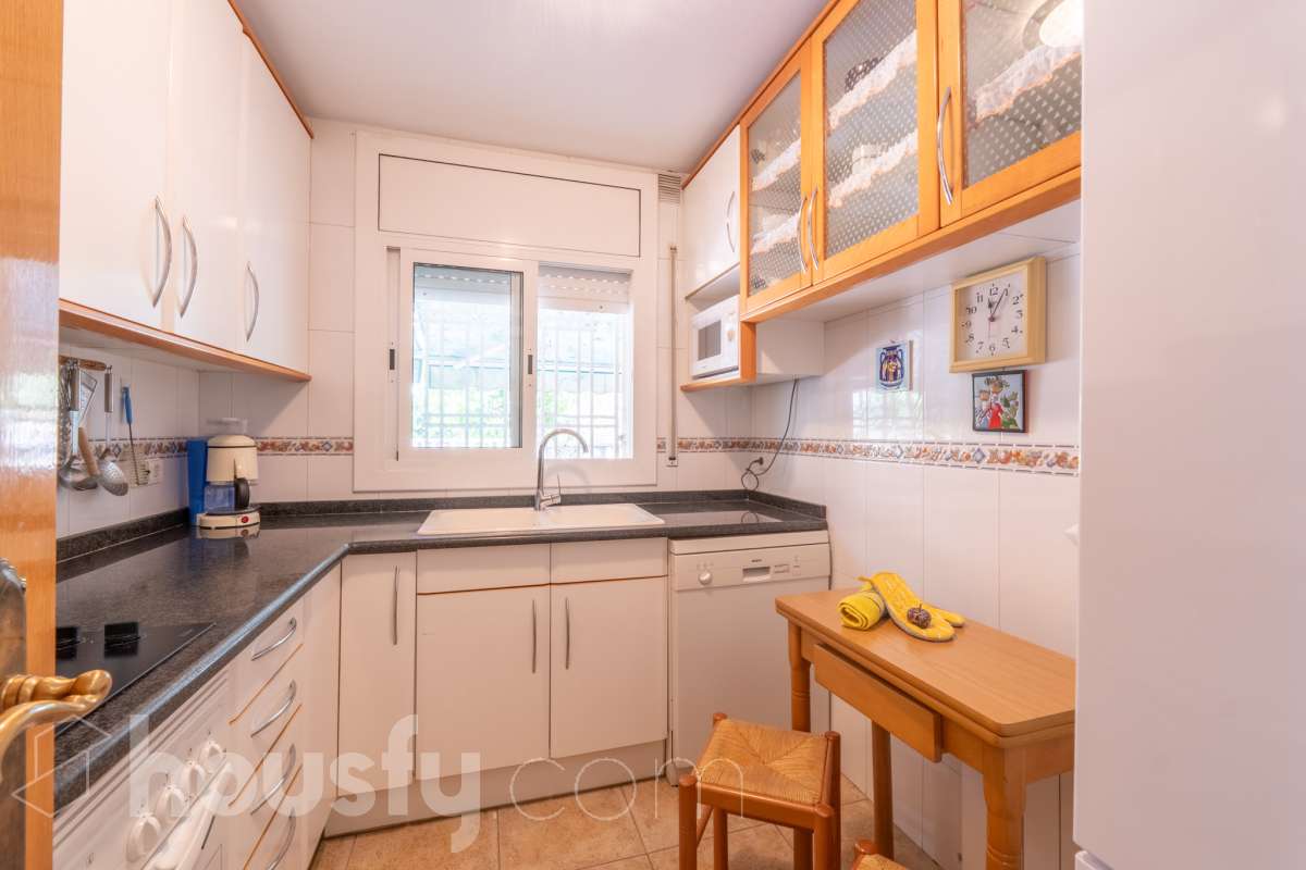 Housfy vende 🏡 fabulosa planta baja esquinera con gran terraza, local con acceso directo y plaza de garaje Antes de entrar en esta vivienda ya se percibe que no es una planta baja cualquiera. Se trata de una planta baja esquinera, totalmente exterior, que destaca por su luminosidad, amplitud y la comodidad de tener todos los espacios en una sola planta. La vivienda dispone de dos dormitorios y dos baños completos, con una distribución práctica y acogedora. El salón, amplio y muy luminoso, tiene acceso directo a una magnífica terraza privada de 40 m², perfecta para disfrutar de comidas al aire libre, crear una zona de relax o simplemente aprovechar un espacio exterior durante todo el año. Uno de los grandes valores añadidos de esta propiedad es su local o almacén, situado en la misma planta y comunicado directamente con la vivienda, además de contar con salida independiente a la calle. Un espacio muy versátil que puede destinarse a almacén, despacho, estudio, gimnasio o cualquier otro uso que se adapte a las necesidades del nuevo propietario. La vivienda incluye además una plaza de garaje en el mismo edificio, aportando un extra de comodidad en el día a día. Una oportunidad diferente, ideal para quienes buscan una vivienda cómoda, luminosa y con un espacio adicional que ofrece múltiples posibilidades. Contacta con nosotros para más información o para concertar una visita. Te encantará. Aviso legal El precio de venta no incluye gastos de la compraventa como notaría, registro, impuestos, ni tampoco honorarios agencia. Esta publicación no es vinculante. Consulta siempre la nota simple con Housfy antes de formalizar la compraventa. Sobre nosotros Housfy es la plataforma integral de servicios inmobiliarios. Nuestra combinación de expertos y tecnología pone al alcance de todo el mundo servicios cómodos, claros y seguros. AICAT número: 7922. Nos encargamos de la gestión y asesoramiento de la compra. ¡Olvídate de todo! Hacemos los trámites por ti. Y, si además necesitas financiación, ponemos a tu disposición un bróker hipotecario para ayudarte a conseguir las mejores condiciones para tu perfil económico. ¿Quieres visitarla? Contacta con Housfy y agenda tu visita sin compromiso. Más información en: housfy.com-10