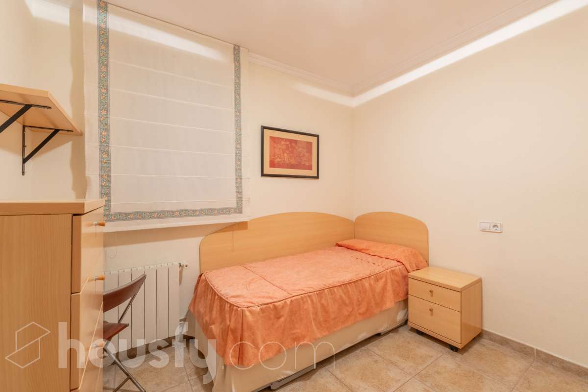 Housfy vende 🏡 fabulosa planta baja esquinera con gran terraza, local con acceso directo y plaza de garaje Antes de entrar en esta vivienda ya se percibe que no es una planta baja cualquiera. Se trata de una planta baja esquinera, totalmente exterior, que destaca por su luminosidad, amplitud y la comodidad de tener todos los espacios en una sola planta. La vivienda dispone de dos dormitorios y dos baños completos, con una distribución práctica y acogedora. El salón, amplio y muy luminoso, tiene acceso directo a una magnífica terraza privada de 40 m², perfecta para disfrutar de comidas al aire libre, crear una zona de relax o simplemente aprovechar un espacio exterior durante todo el año. Uno de los grandes valores añadidos de esta propiedad es su local o almacén, situado en la misma planta y comunicado directamente con la vivienda, además de contar con salida independiente a la calle. Un espacio muy versátil que puede destinarse a almacén, despacho, estudio, gimnasio o cualquier otro uso que se adapte a las necesidades del nuevo propietario. La vivienda incluye además una plaza de garaje en el mismo edificio, aportando un extra de comodidad en el día a día. Una oportunidad diferente, ideal para quienes buscan una vivienda cómoda, luminosa y con un espacio adicional que ofrece múltiples posibilidades. Contacta con nosotros para más información o para concertar una visita. Te encantará. Aviso legal El precio de venta no incluye gastos de la compraventa como notaría, registro, impuestos, ni tampoco honorarios agencia. Esta publicación no es vinculante. Consulta siempre la nota simple con Housfy antes de formalizar la compraventa. Sobre nosotros Housfy es la plataforma integral de servicios inmobiliarios. Nuestra combinación de expertos y tecnología pone al alcance de todo el mundo servicios cómodos, claros y seguros. AICAT número: 7922. Nos encargamos de la gestión y asesoramiento de la compra. ¡Olvídate de todo! Hacemos los trámites por ti. Y, si además necesitas financiación, ponemos a tu disposición un bróker hipotecario para ayudarte a conseguir las mejores condiciones para tu perfil económico. ¿Quieres visitarla? Contacta con Housfy y agenda tu visita sin compromiso. Más información en: housfy.com-18