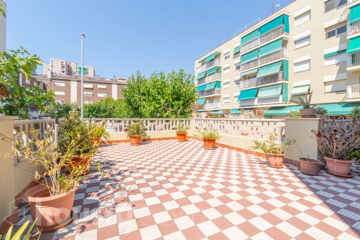Housfy vende 🏡 fabulosa planta baja esquinera con gran terraza, local con acceso directo y plaza de garaje Antes de entrar en esta vivienda ya se percibe que no es una planta baja cualquiera. Se trata de una planta baja esquinera, totalmente exterior, que destaca por su luminosidad, amplitud y la comodidad de tener todos los espacios en una sola planta. La vivienda dispone de dos dormitorios y dos baños completos, con una distribución práctica y acogedora. El salón, amplio y muy luminoso, tiene acceso directo a una magnífica terraza privada de 40 m², perfecta para disfrutar de comidas al aire libre, crear una zona de relax o simplemente aprovechar un espacio exterior durante todo el año. Uno de los grandes valores añadidos de esta propiedad es su local o almacén, situado en la misma planta y comunicado directamente con la vivienda, además de contar con salida independiente a la calle. Un espacio muy versátil que puede destinarse a almacén, despacho, estudio, gimnasio o cualquier otro uso que se adapte a las necesidades del nuevo propietario. La vivienda incluye además una plaza de garaje en el mismo edificio, aportando un extra de comodidad en el día a día. Una oportunidad diferente, ideal para quienes buscan una vivienda cómoda, luminosa y con un espacio adicional que ofrece múltiples posibilidades. Contacta con nosotros para más información o para concertar una visita. Te encantará. Aviso legal El precio de venta no incluye gastos de la compraventa como notaría, registro, impuestos, ni tampoco honorarios agencia. Esta publicación no es vinculante. Consulta siempre la nota simple con Housfy antes de formalizar la compraventa. Sobre nosotros Housfy es la plataforma integral de servicios inmobiliarios. Nuestra combinación de expertos y tecnología pone al alcance de todo el mundo servicios cómodos, claros y seguros. AICAT número: 7922. Nos encargamos de la gestión y asesoramiento de la compra. ¡Olvídate de todo! Hacemos los trámites por ti. Y, si además necesitas financiación, ponemos a tu disposición un bróker hipotecario para ayudarte a conseguir las mejores condiciones para tu perfil económico. ¿Quieres visitarla? Contacta con Housfy y agenda tu visita sin compromiso. Más información en: housfy.com-9